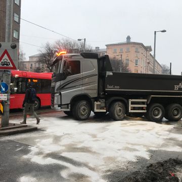 Lastebil sto fast i kryss i Oslo, sperret for trafikken