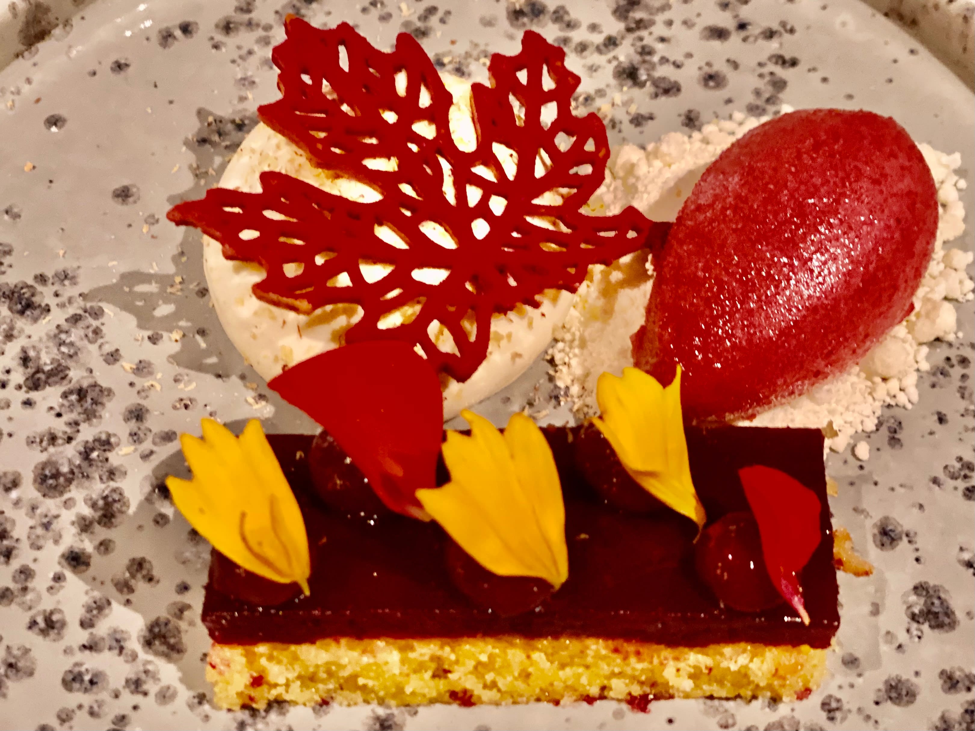 Nydelig avslutning på måltidet med olivenoljekake. 