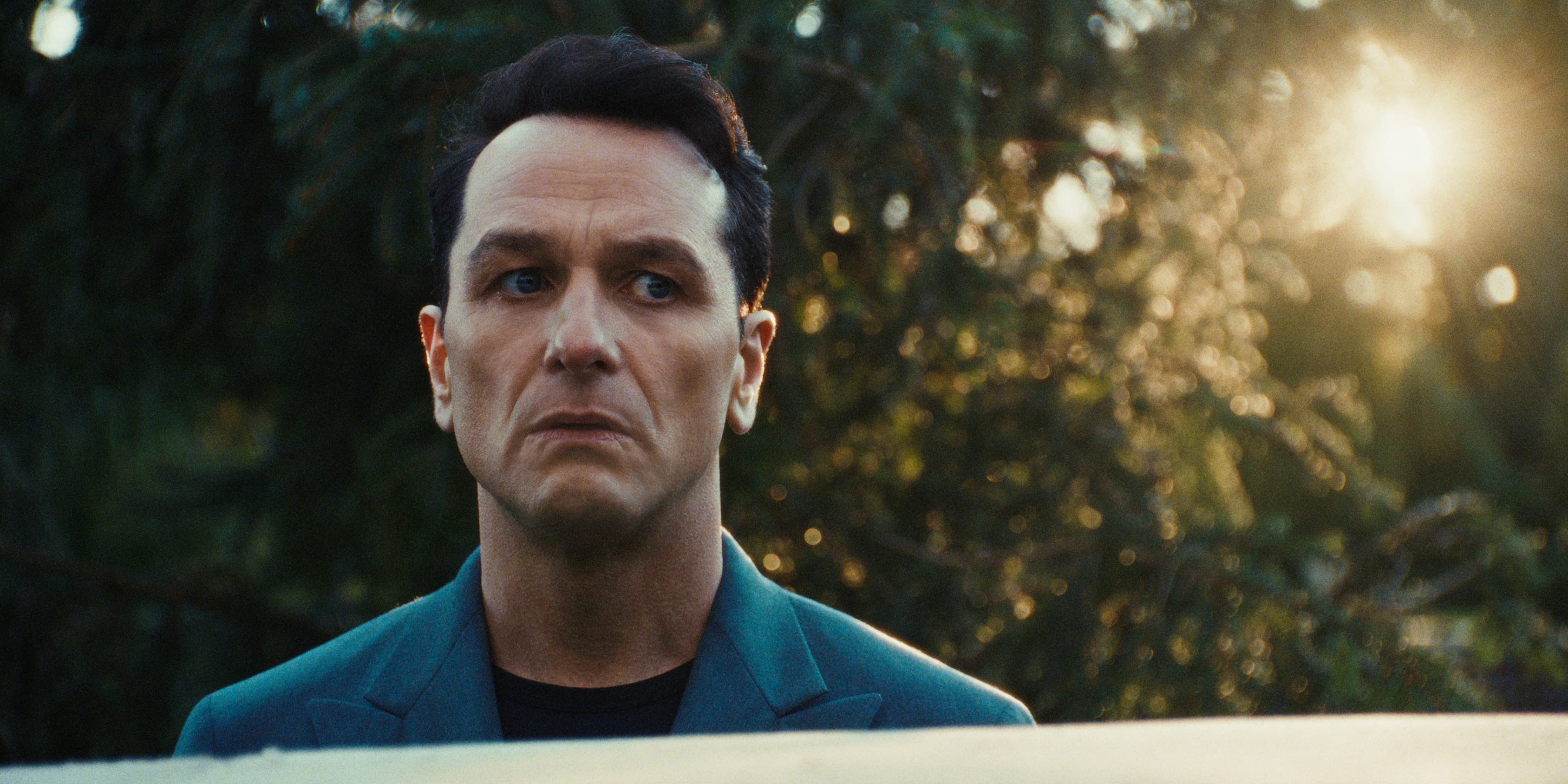 Matthew Rhys er vant til å spille karakterer som må skifte personlighet. Det gjør ham perfekt egnet som naboen fra helvete, eiendomsmagnaten som er mistenkt for å ha drept kona.