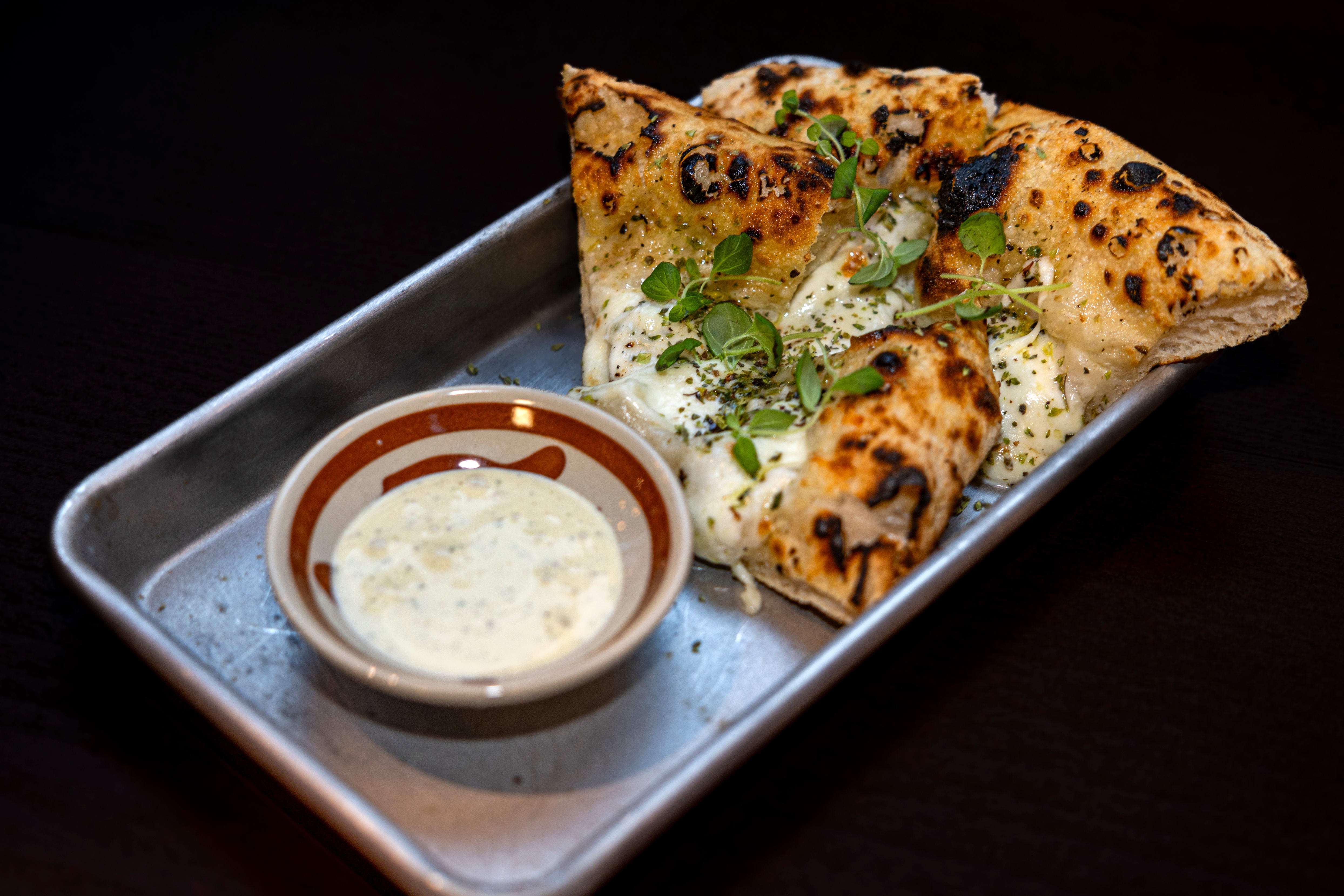 Nystekt brød med «aioli».