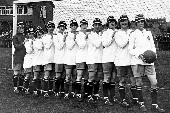 Legene sa at fotball var farlig for kvinner. Da spillerne ble populære, ble kvinnefotball forbudt. 