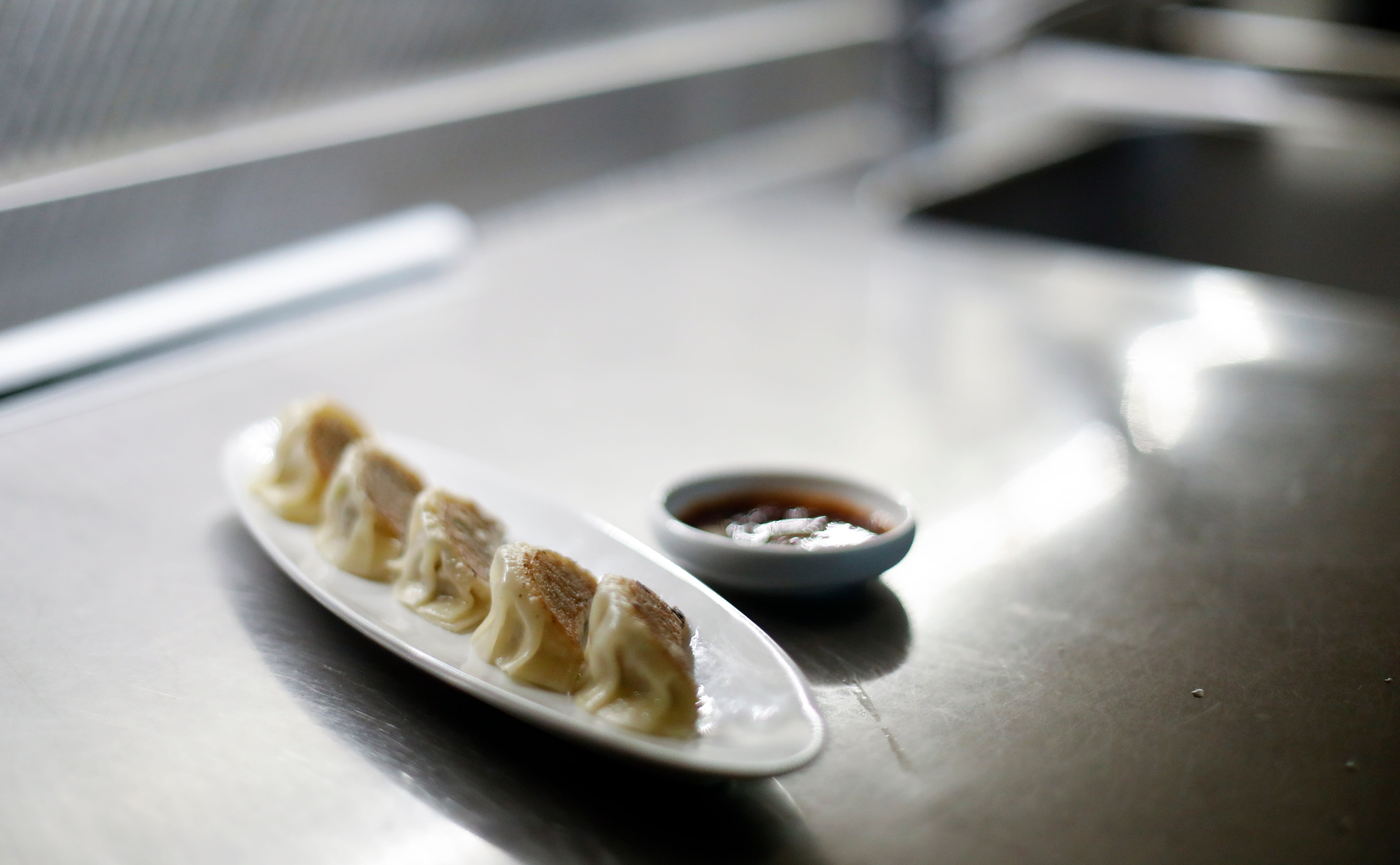 Gyoza, små, stekte deigputer med syrlig soyasaus.