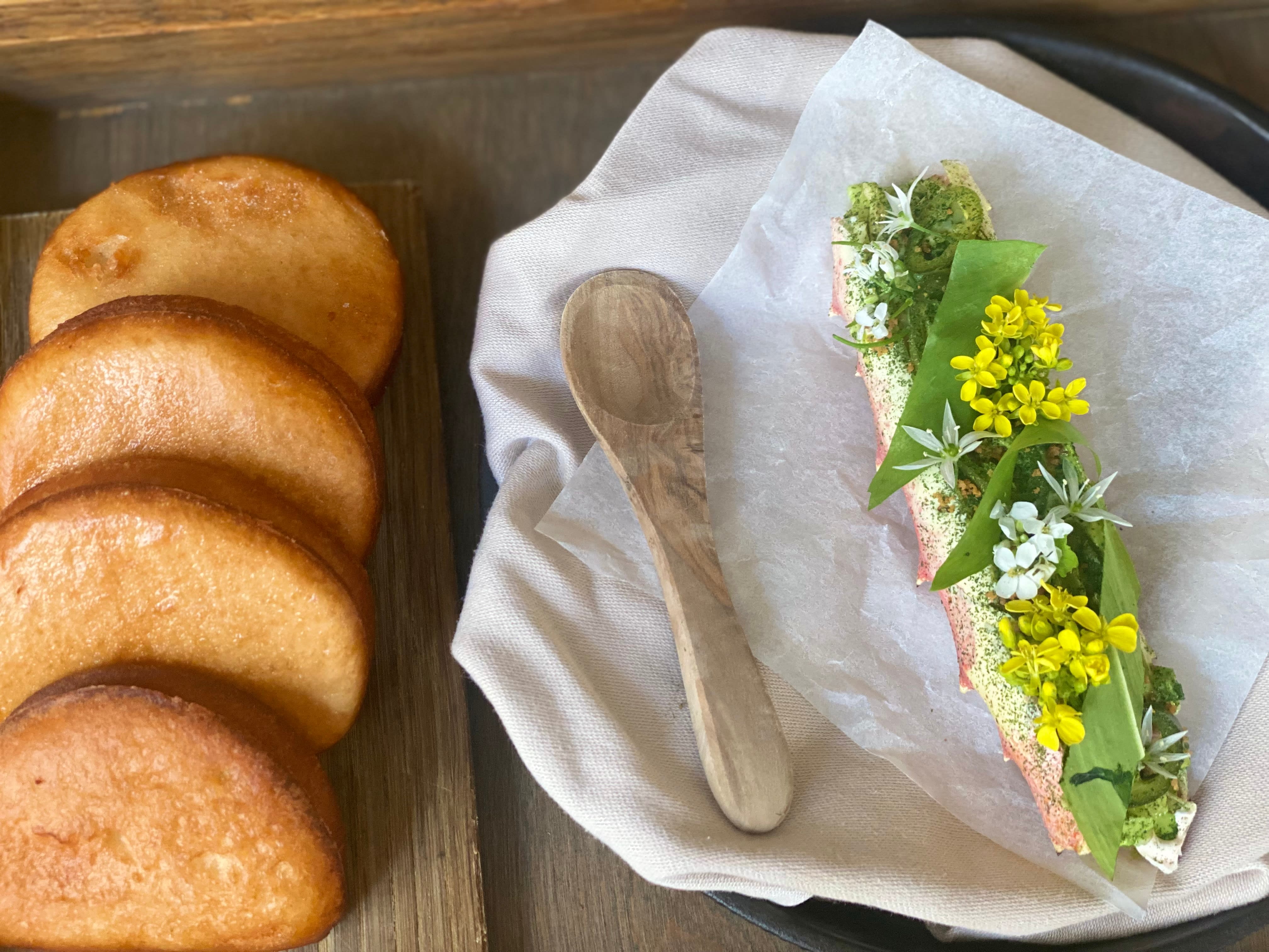 Friterte bao med kongekrabbe, ramsløk og karse. 