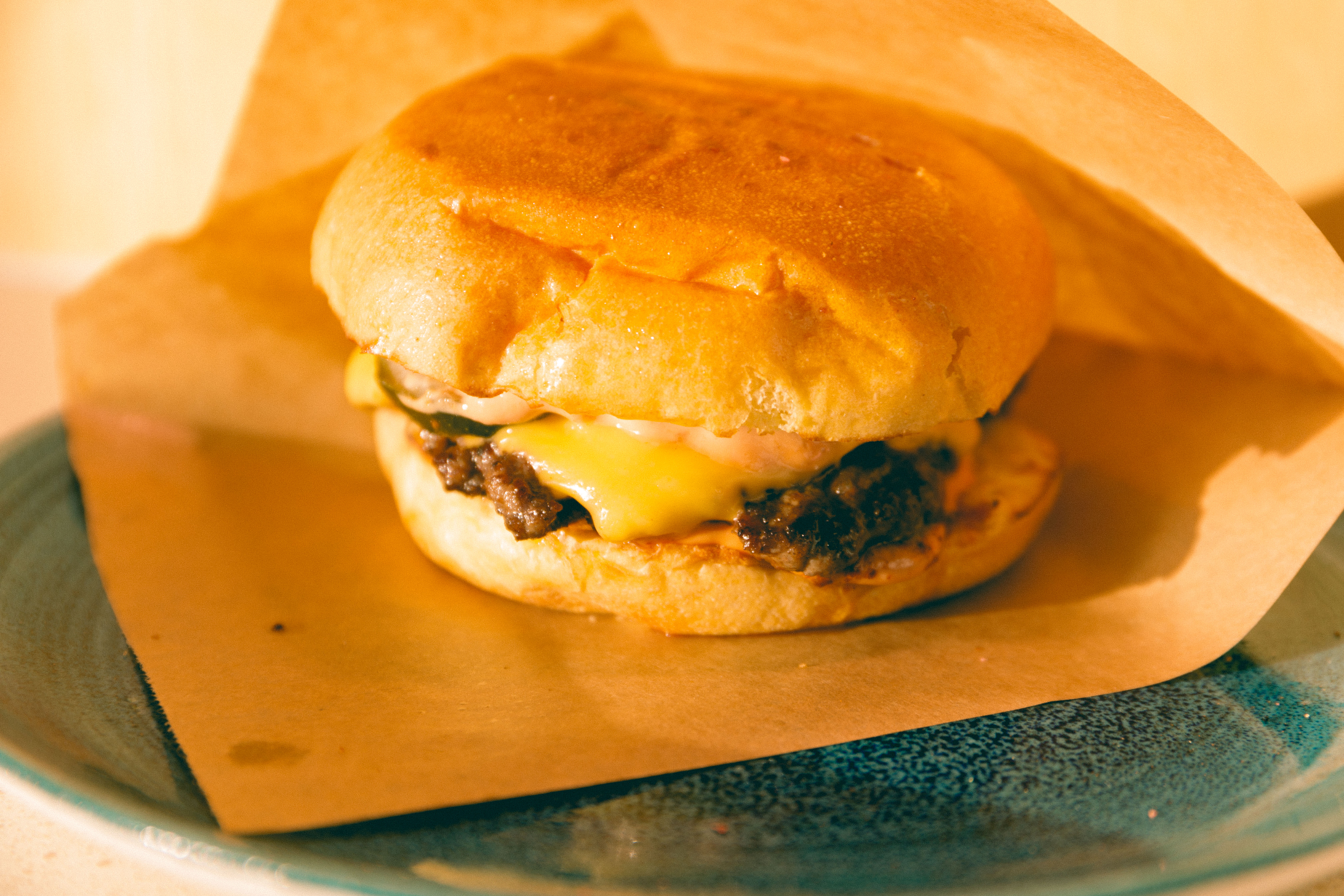 Husets cheeseburger er en smashburger.