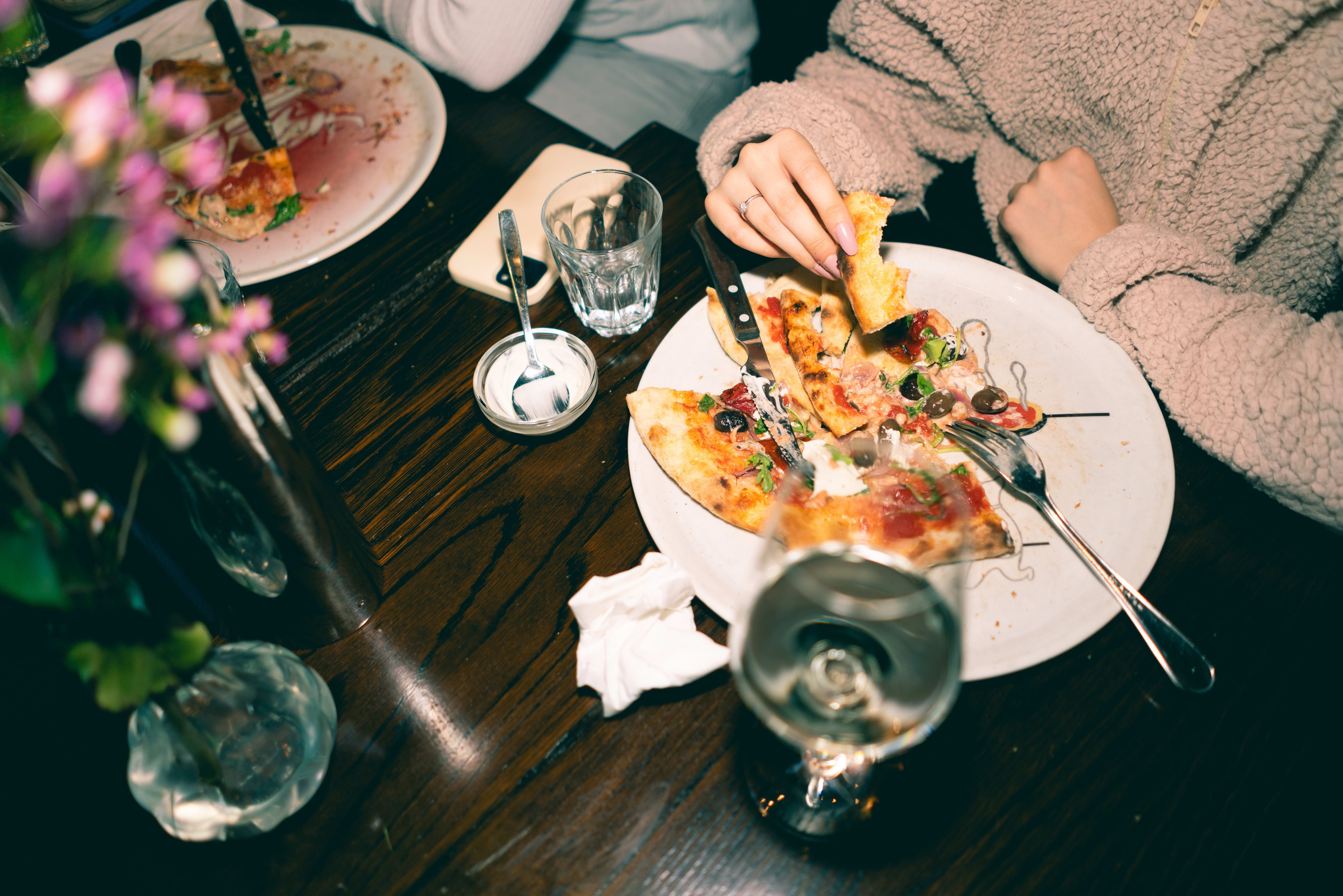 Menyen er delt i to – halvparten er tomatbaserte pizzaer, halvparten hvite.