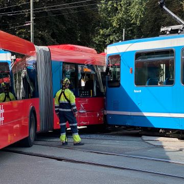 Kollisjon mellom trikk og buss på Solli plass. – En barnevogn ble dekket av knust glass