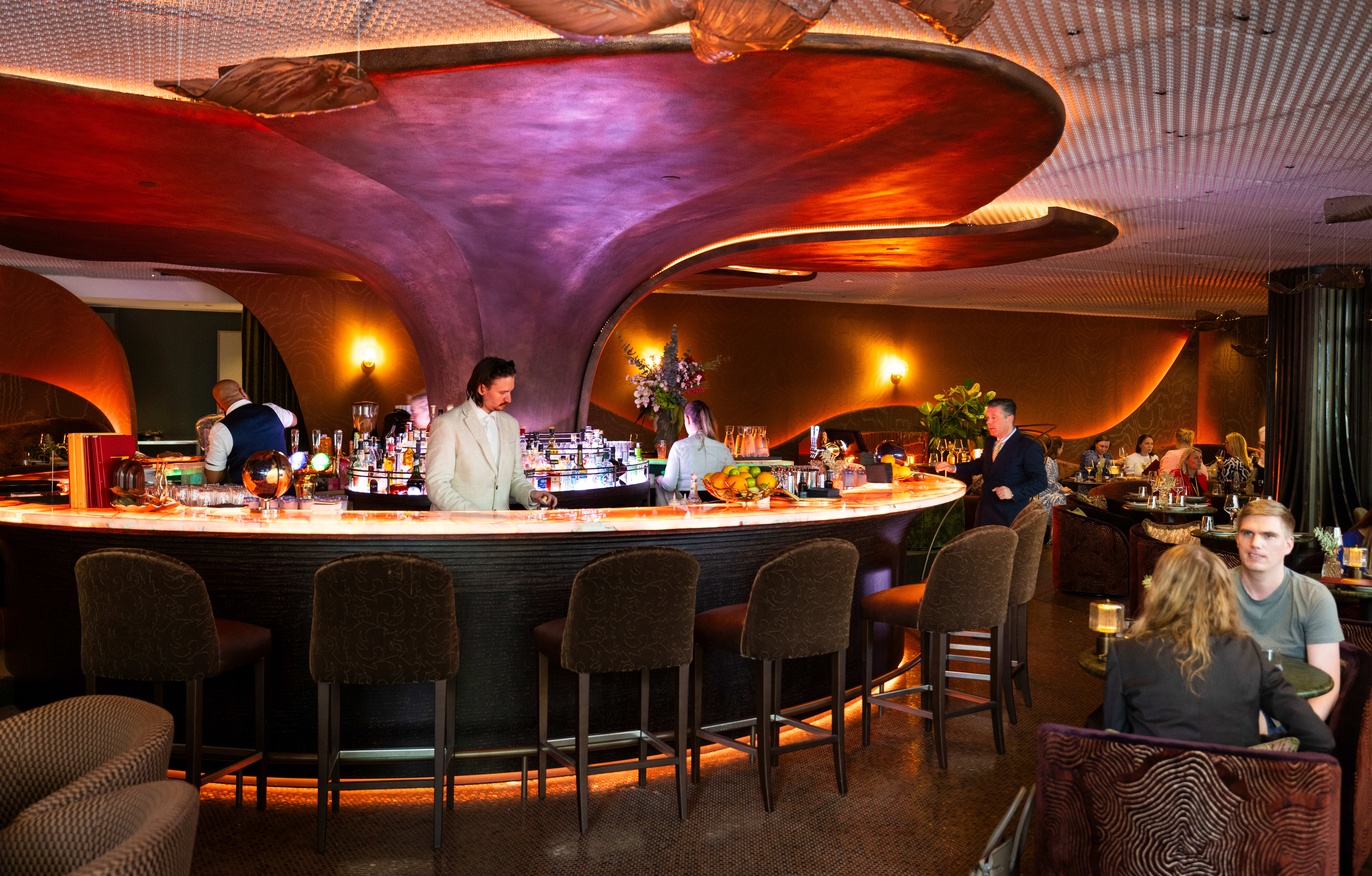 Meget synlig bar i midten av lokalet.