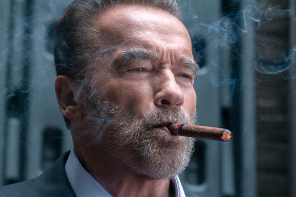 Spektakulært mageplask for Arnold Schwarzenegger