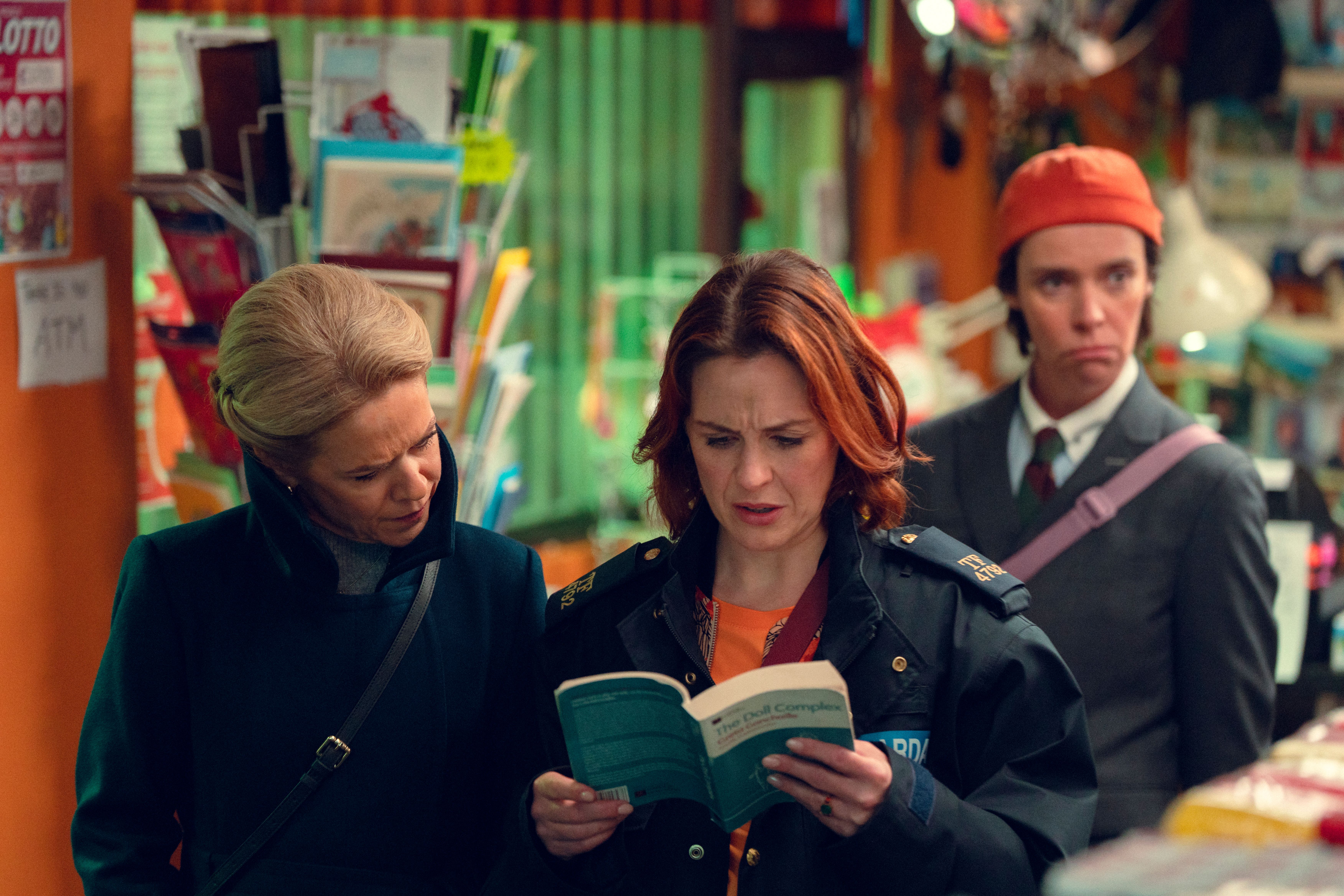 Roisin Gallagher, Sinéad Keenan og Caoilfhionn Dunne prøver å løse et mysterium.
