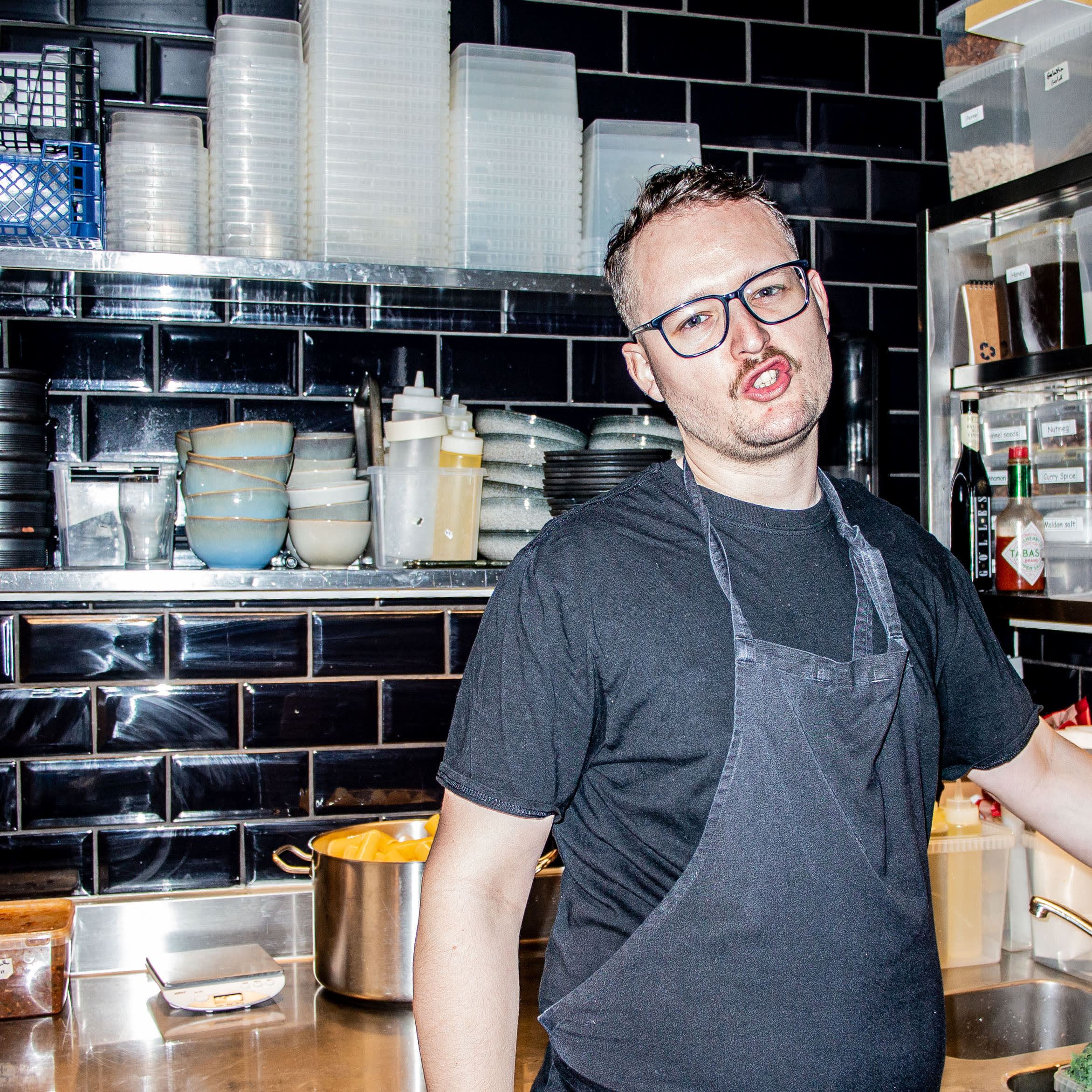 Engelske Ed Shaw styrer som kjøkkensjef på Nektar Vinbar. 