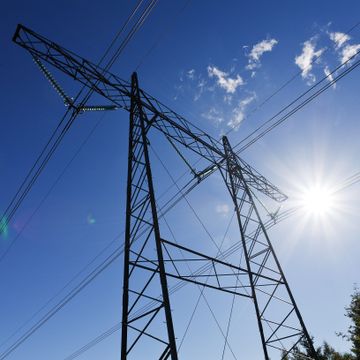 Kraftselskap kaster ut fastpriskunder etter strømsjokk