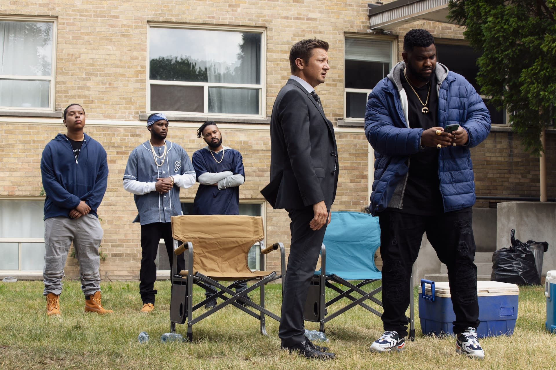 Jeremy Renner er Mike McClucky i «Mayor of Kingstown». Tobi Bamtefa spiller narkobaronen Deverin «Bunny» Washington i samme serie.