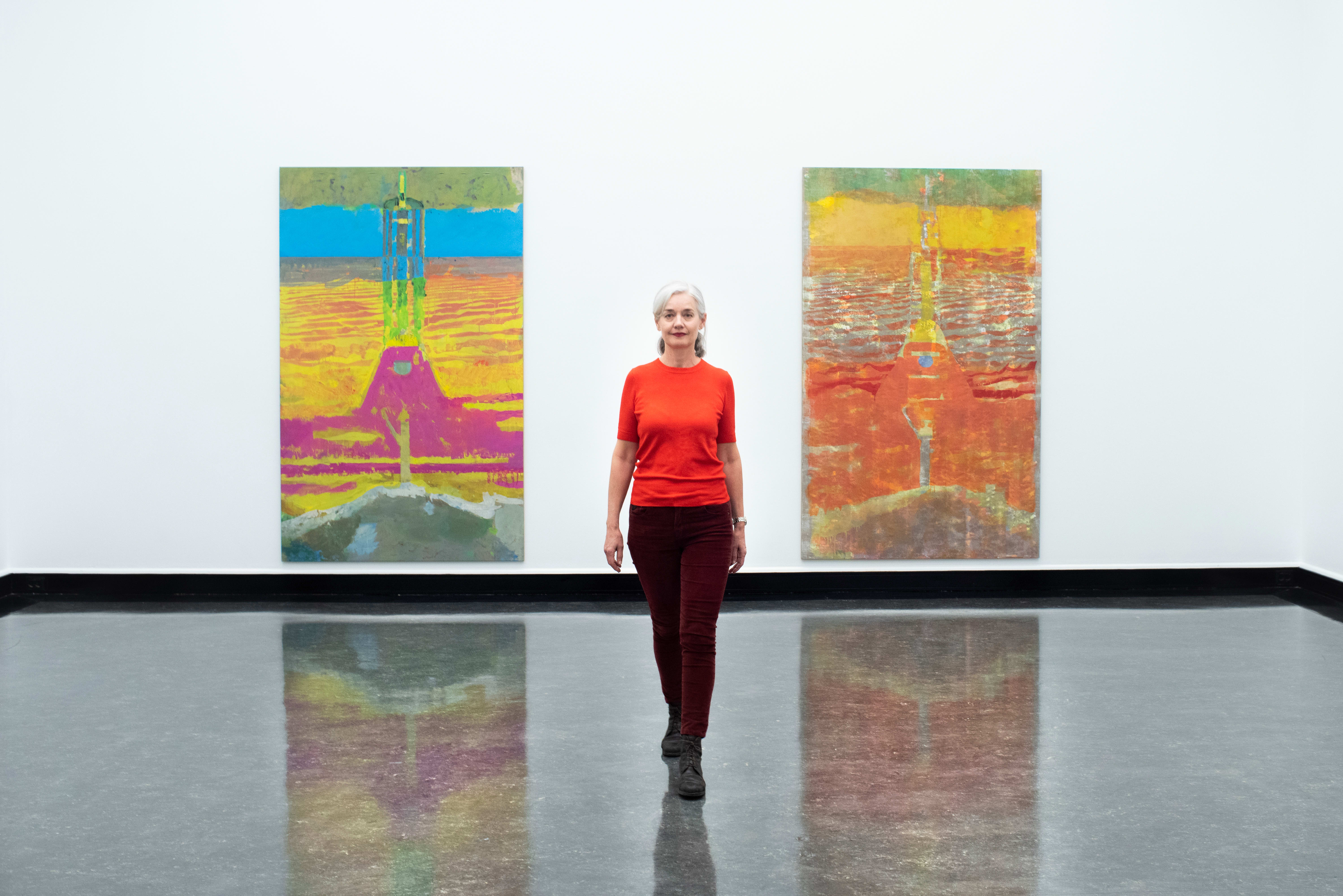 Mari Slattelid med utstillingen «Kystverket» i Bergen Kunsthall 2019. Her foran bildene Lanterne 1 og Lanterne 3.