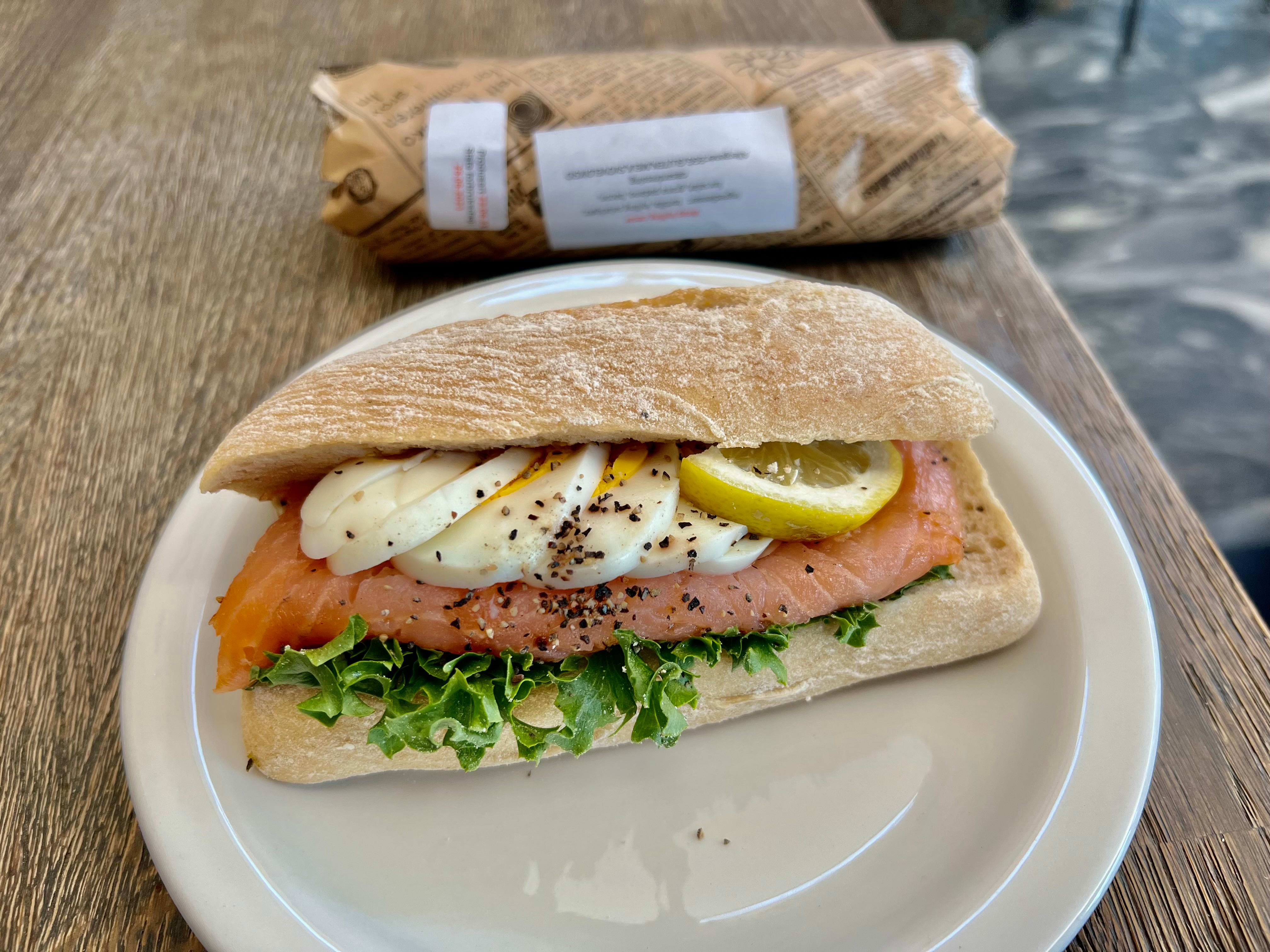 Test av alle 20 spisesteder og restauranter i avgangshallene på Gardermoen: Her finner du den beste maten