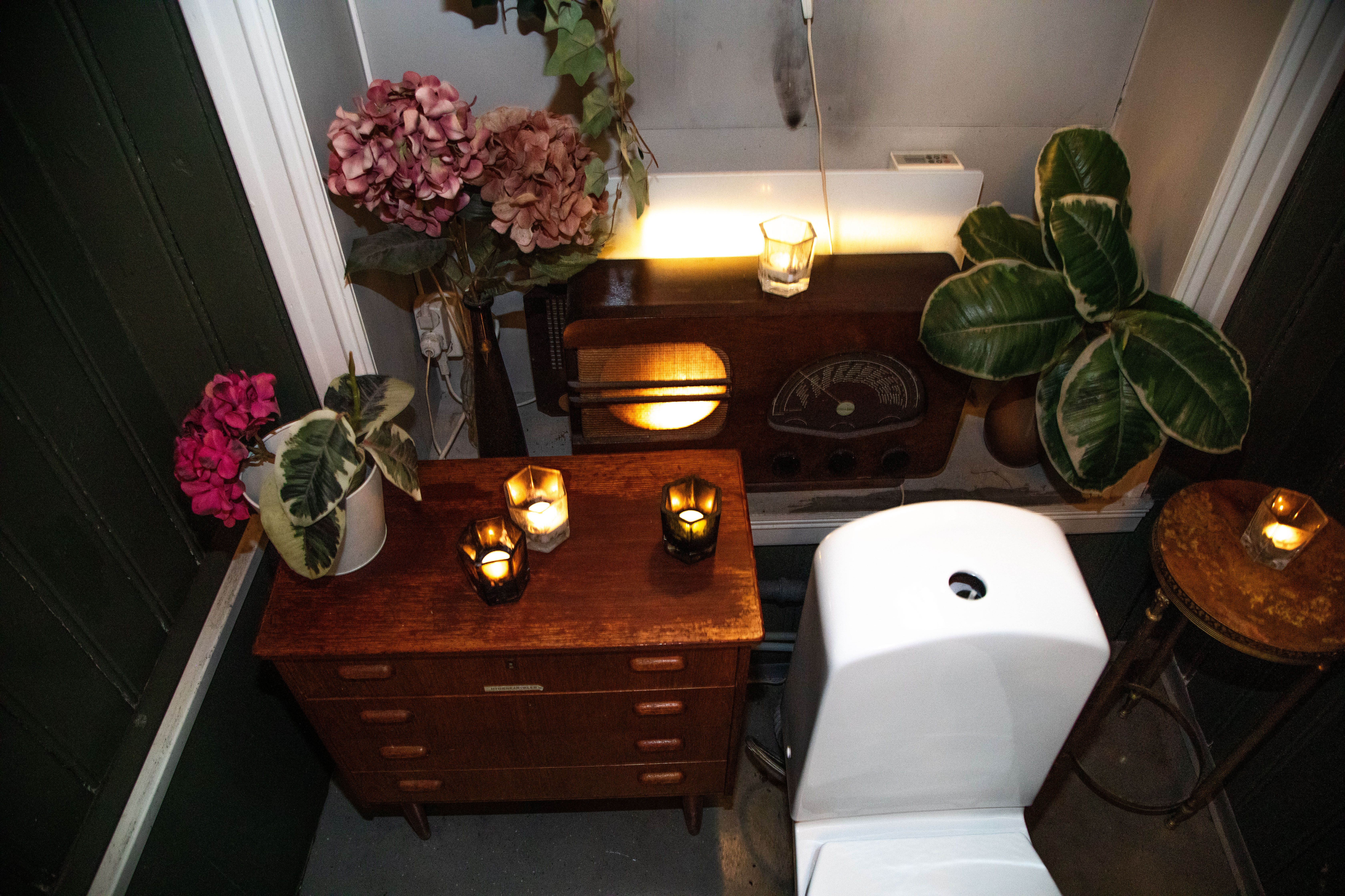 Når du trer inn på toalettet, skifter lydbildet – her er det jazz som gjelder.