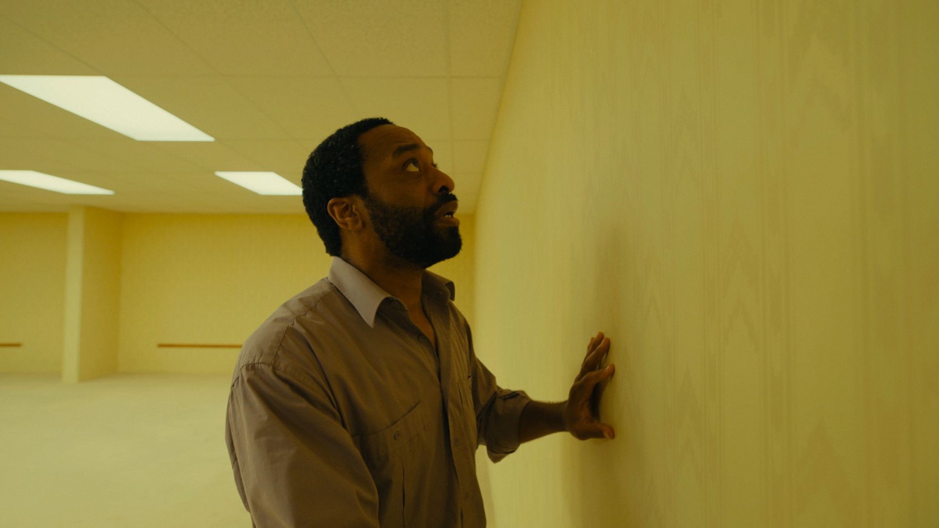 Chiwetel Ejiofor går gjennom veggen til «den andre siden».