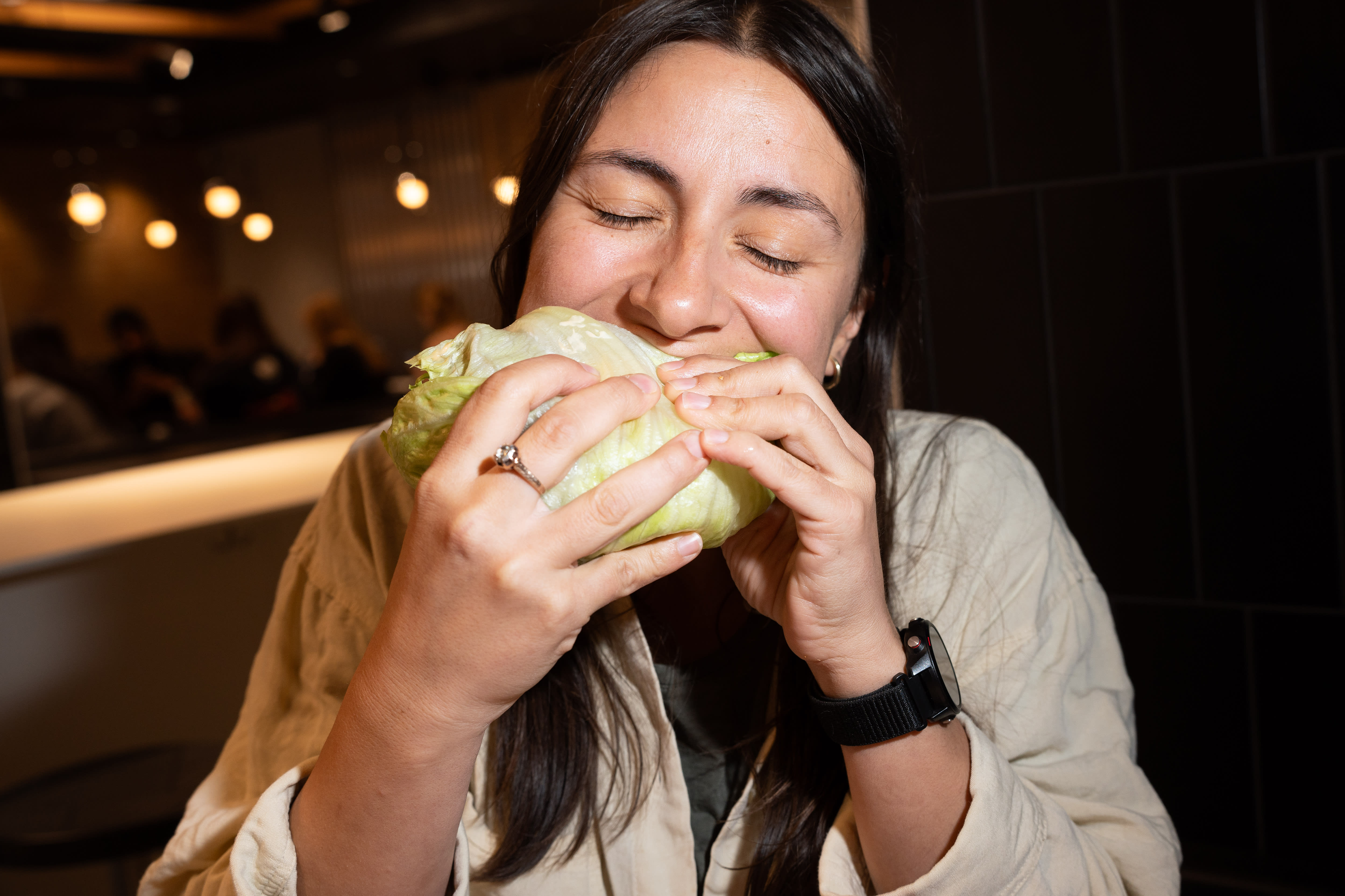 En halv salat fylt med burger og tomat. 