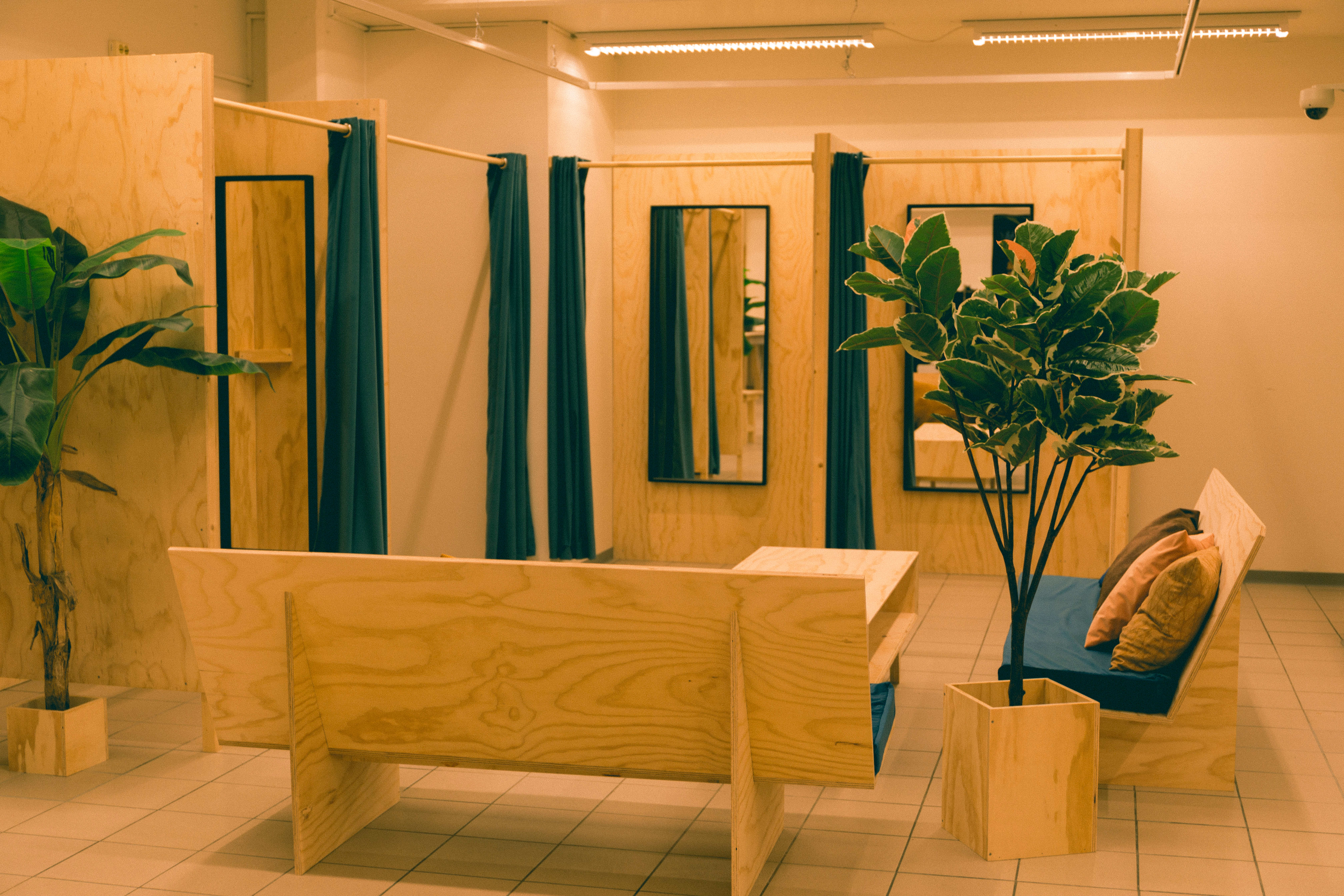 Er du en av dem som blir dratt med hit mot din vilje, finnes det heldigvis sitteplasser du kan innta.