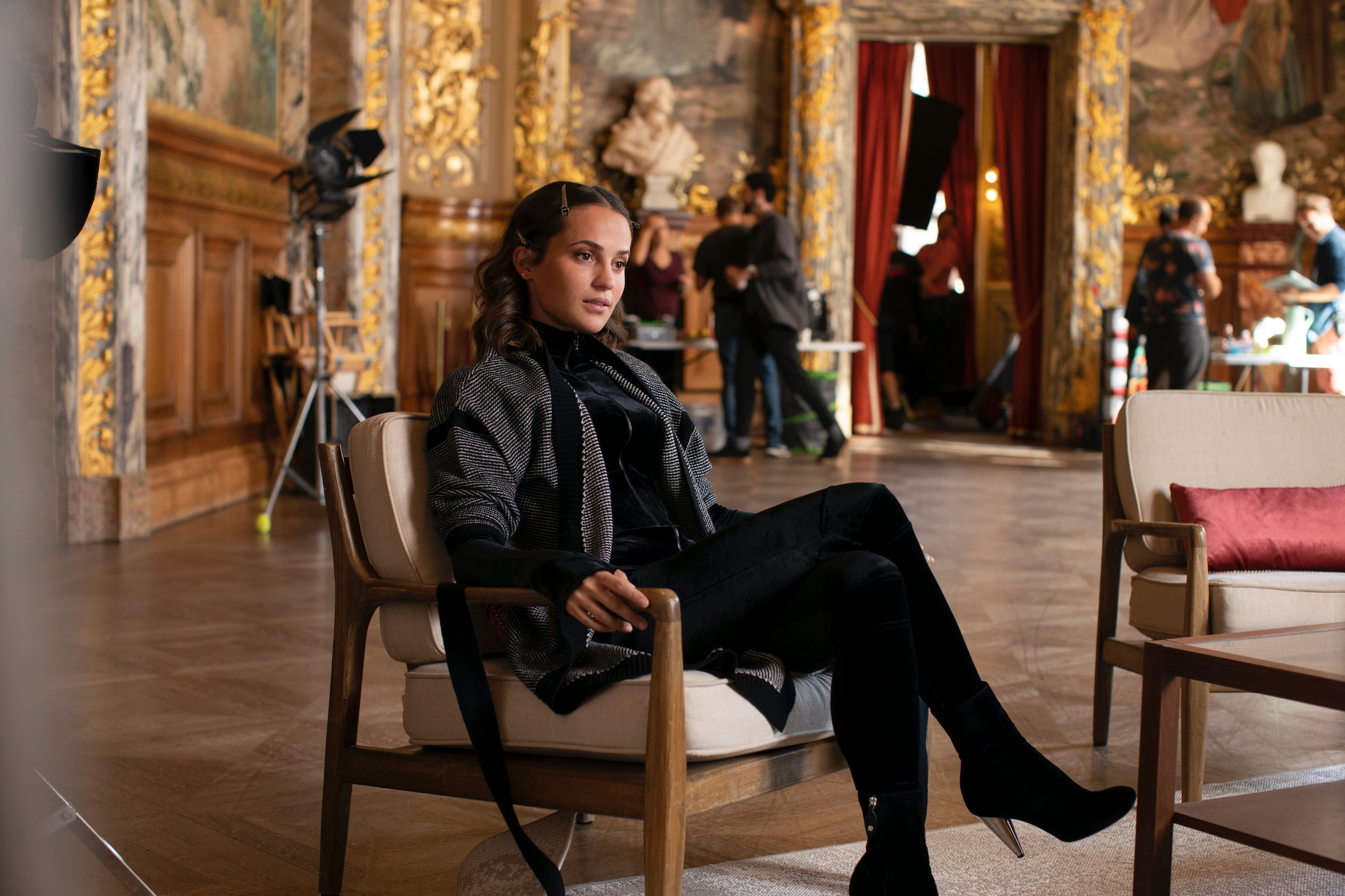 Alicia Vikander spiller en variant av seg selv, en filmstjerne som skal spille Irma Vep i en adaptasjon av originalfilmen fra 1916. 