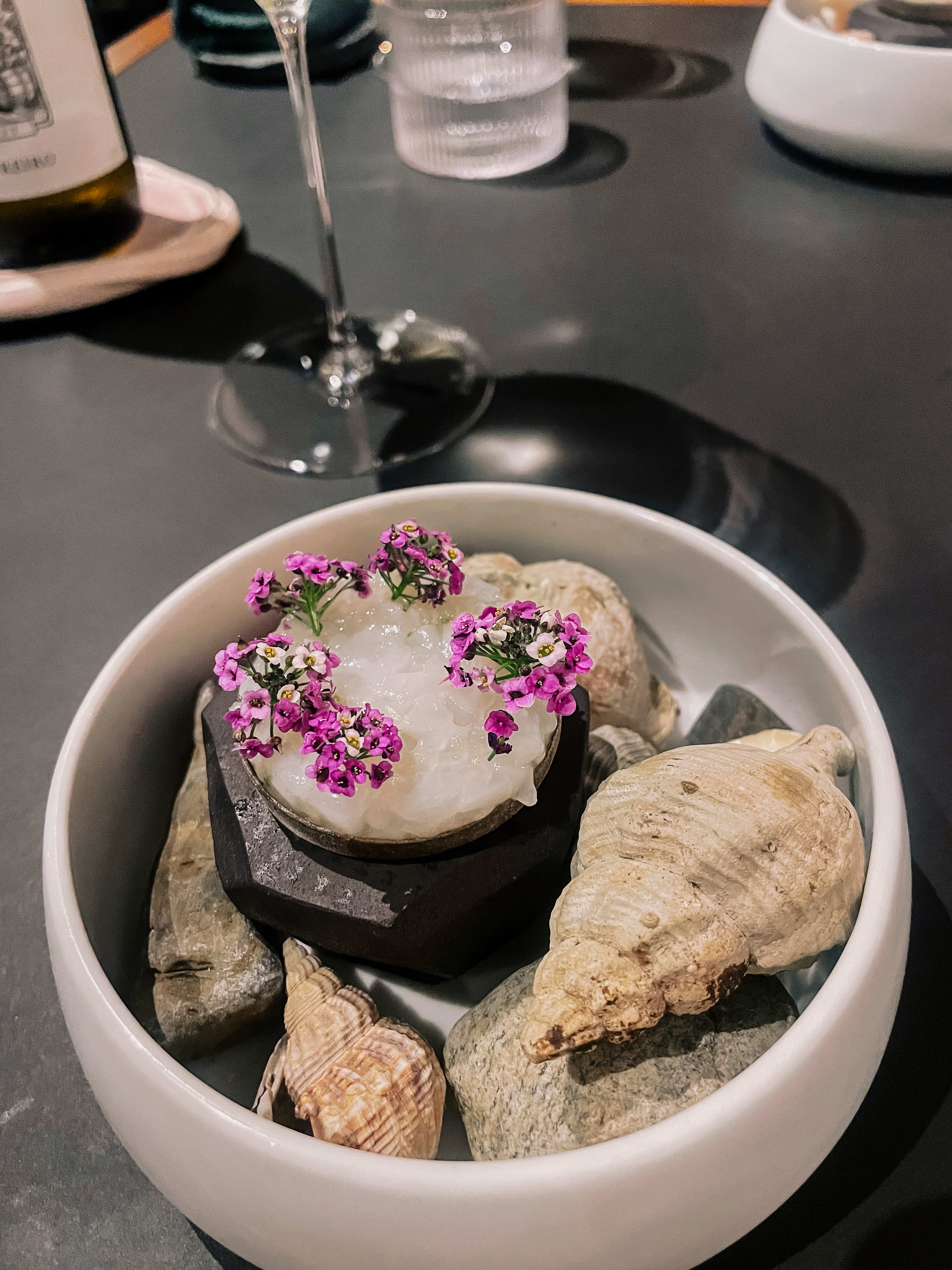 Et terteskjell med sitron, agurk og blekkspruttartar.