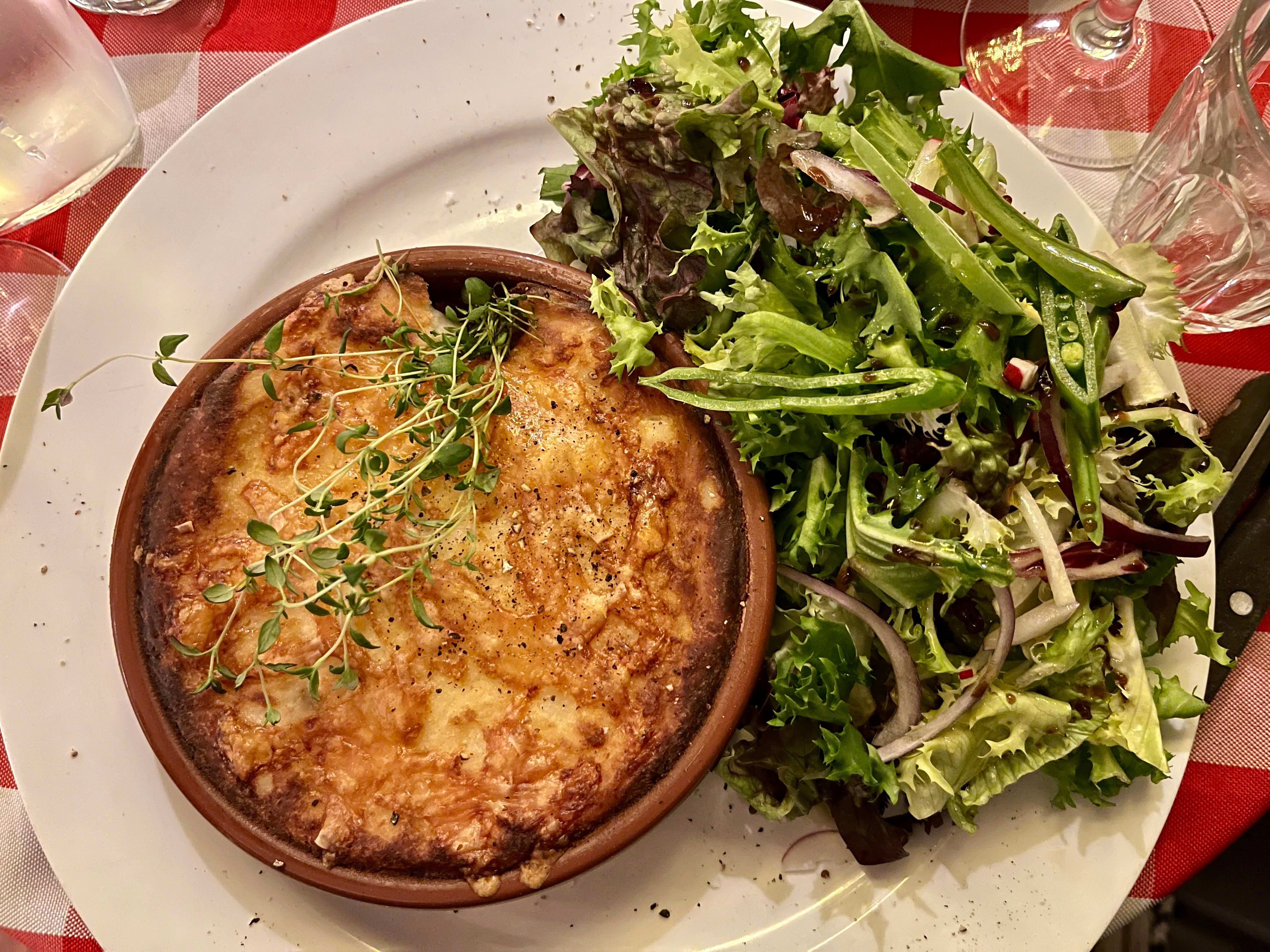 Den konfiterte anden er god, men tung, mektig og ingen minneverdig rett. 