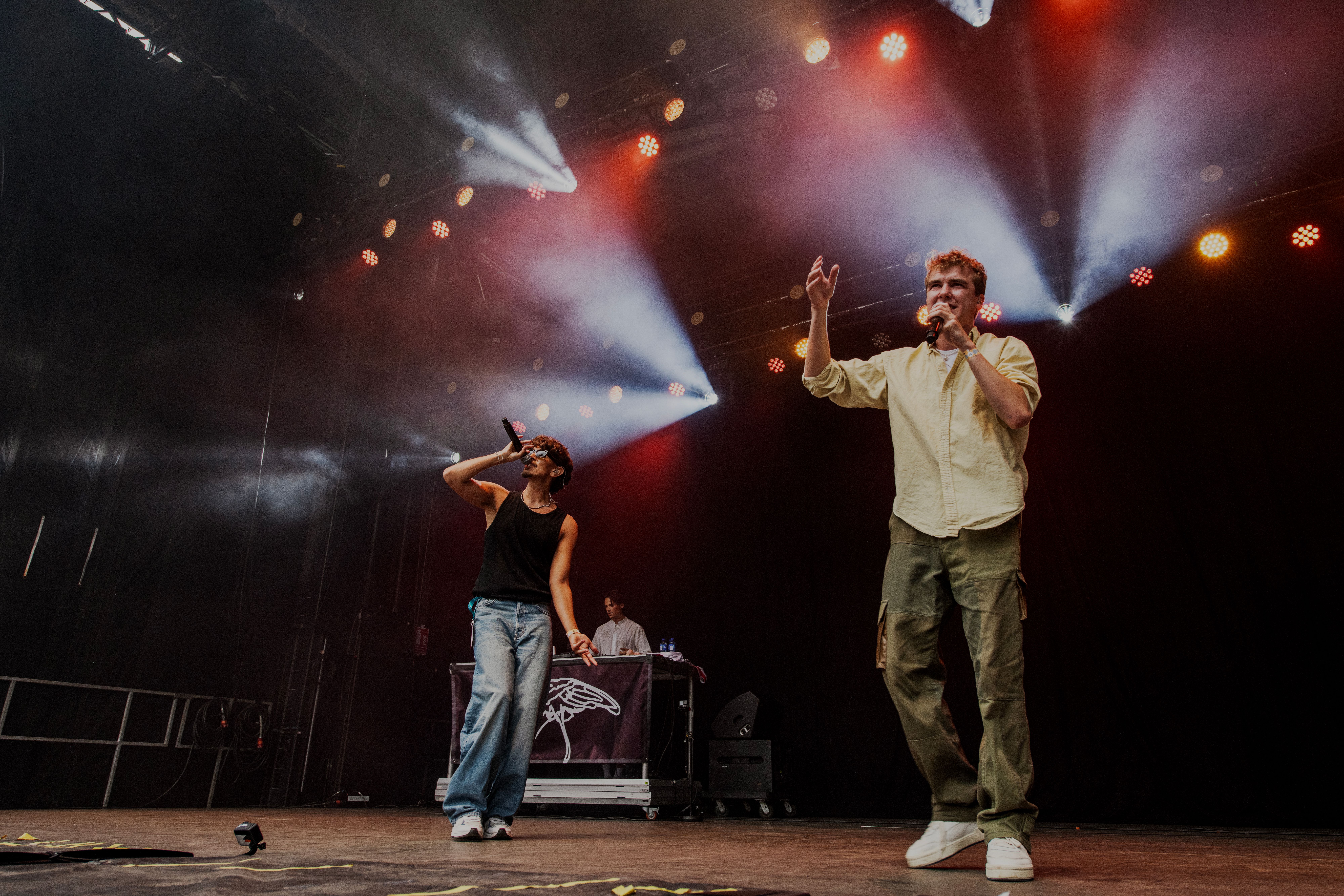 En enkel scene, men desto mer energi, feilfri levering av rhymes og meget god stemning.