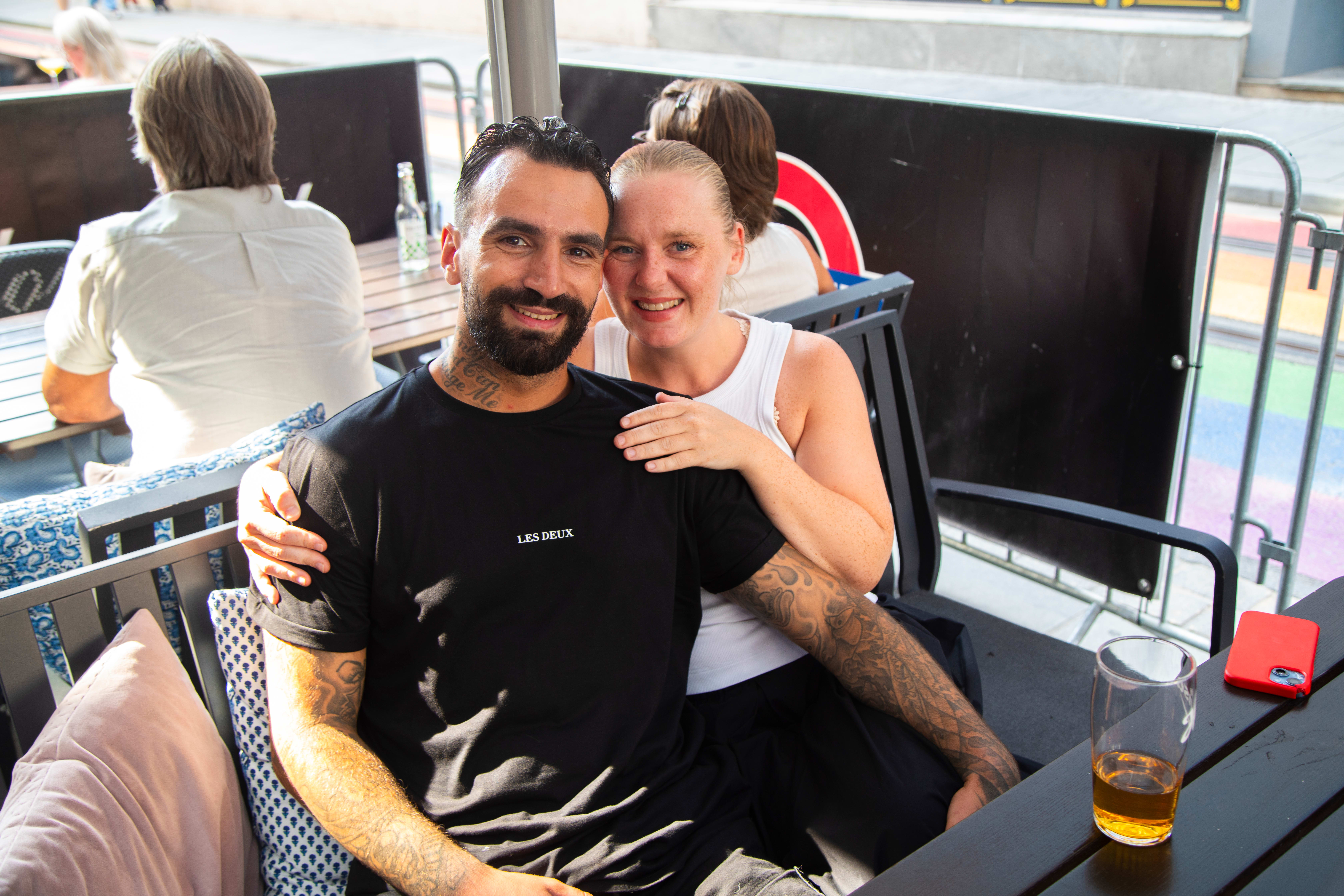 Like før Valentin og Henriethe satte seg ned på London, kjøpte de øl et annet sted som kostet tre ganger så mye.