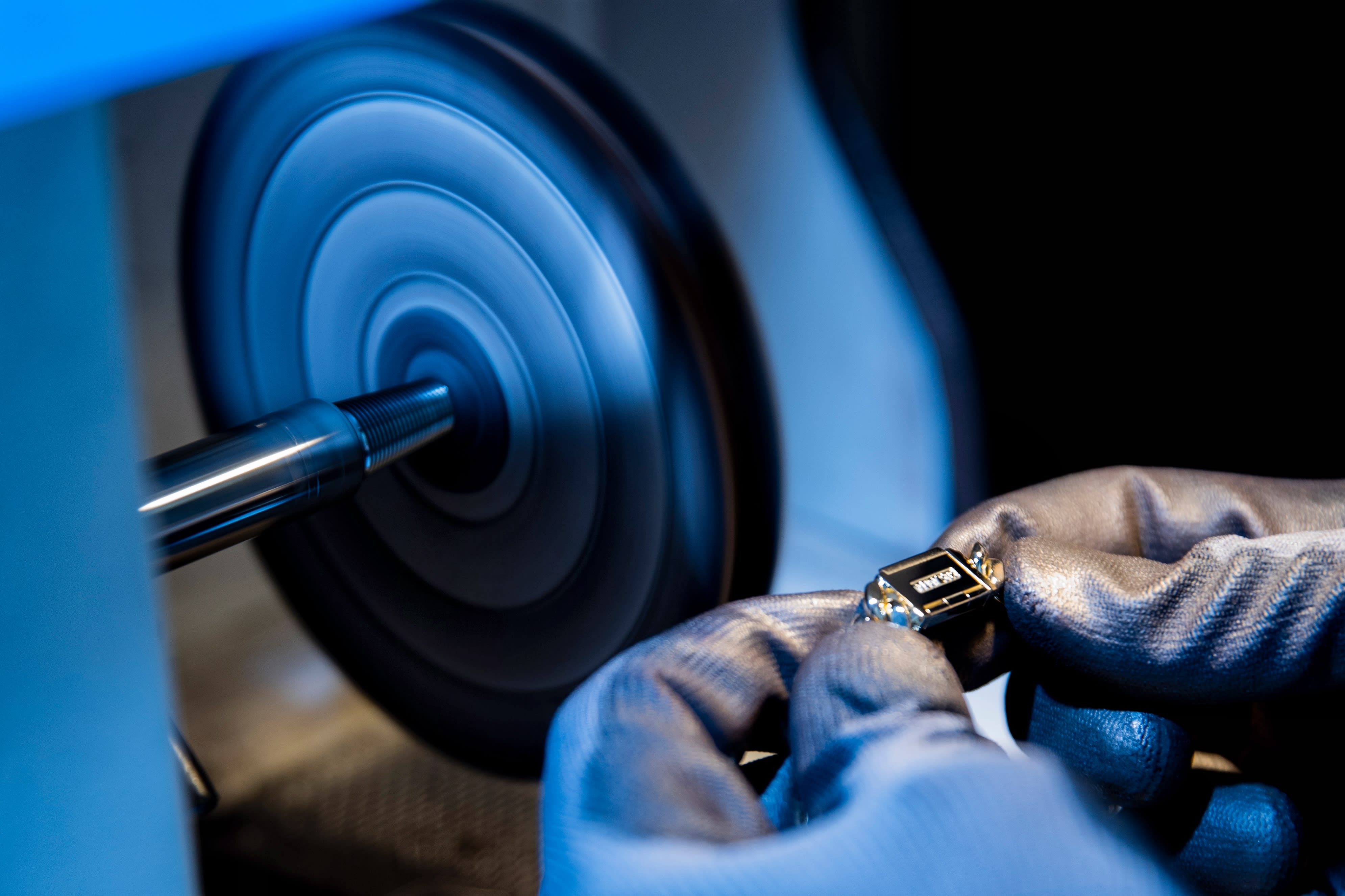 Råvarene kjøper Marvin Noriode fra gullsmed – og myntforhandlere. 