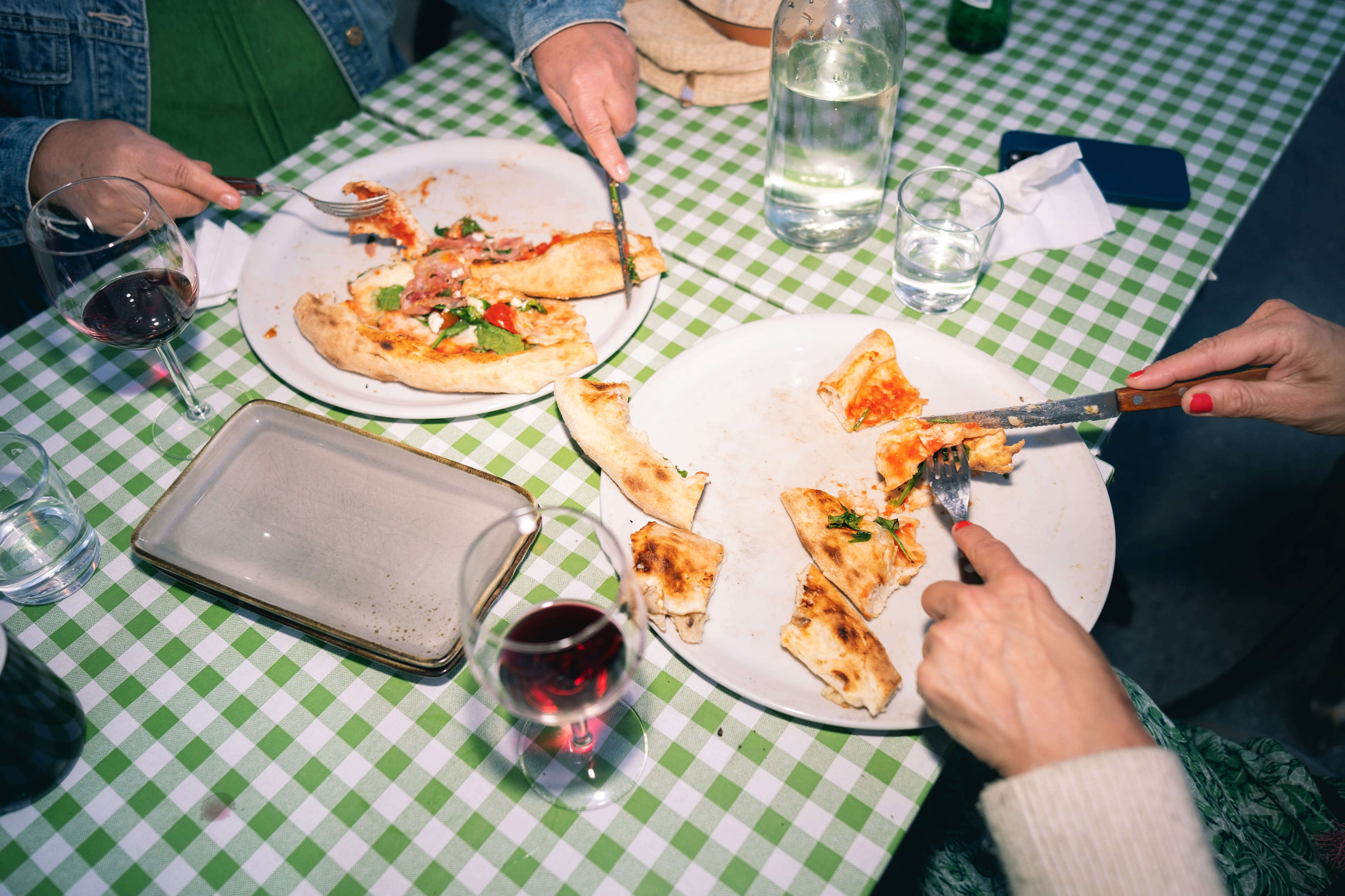 Vesuvio føles litt som de hektiske kafeteriaene i Roma. 