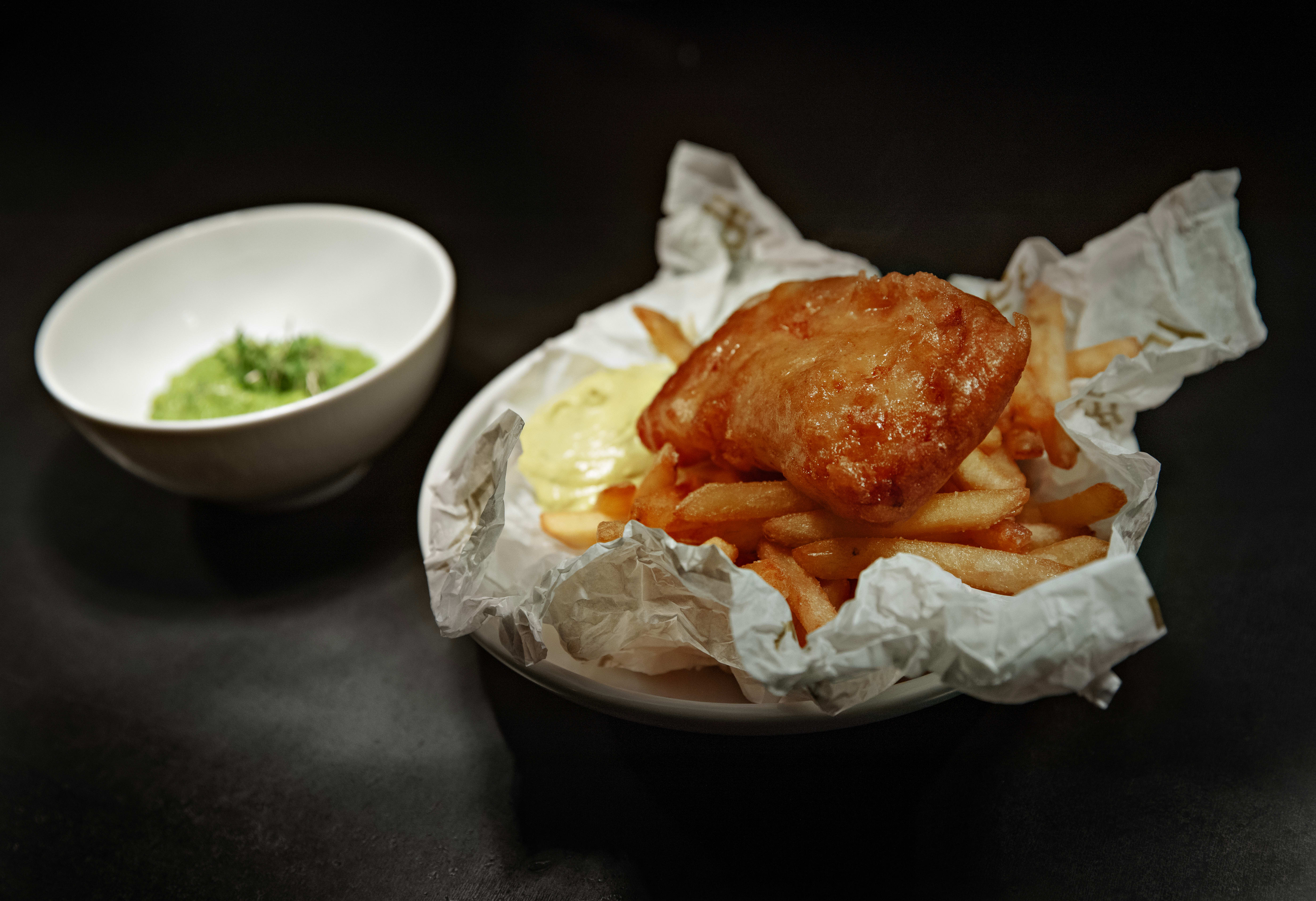 Fisken er servert i det tradisjonelle «avispapiret». 