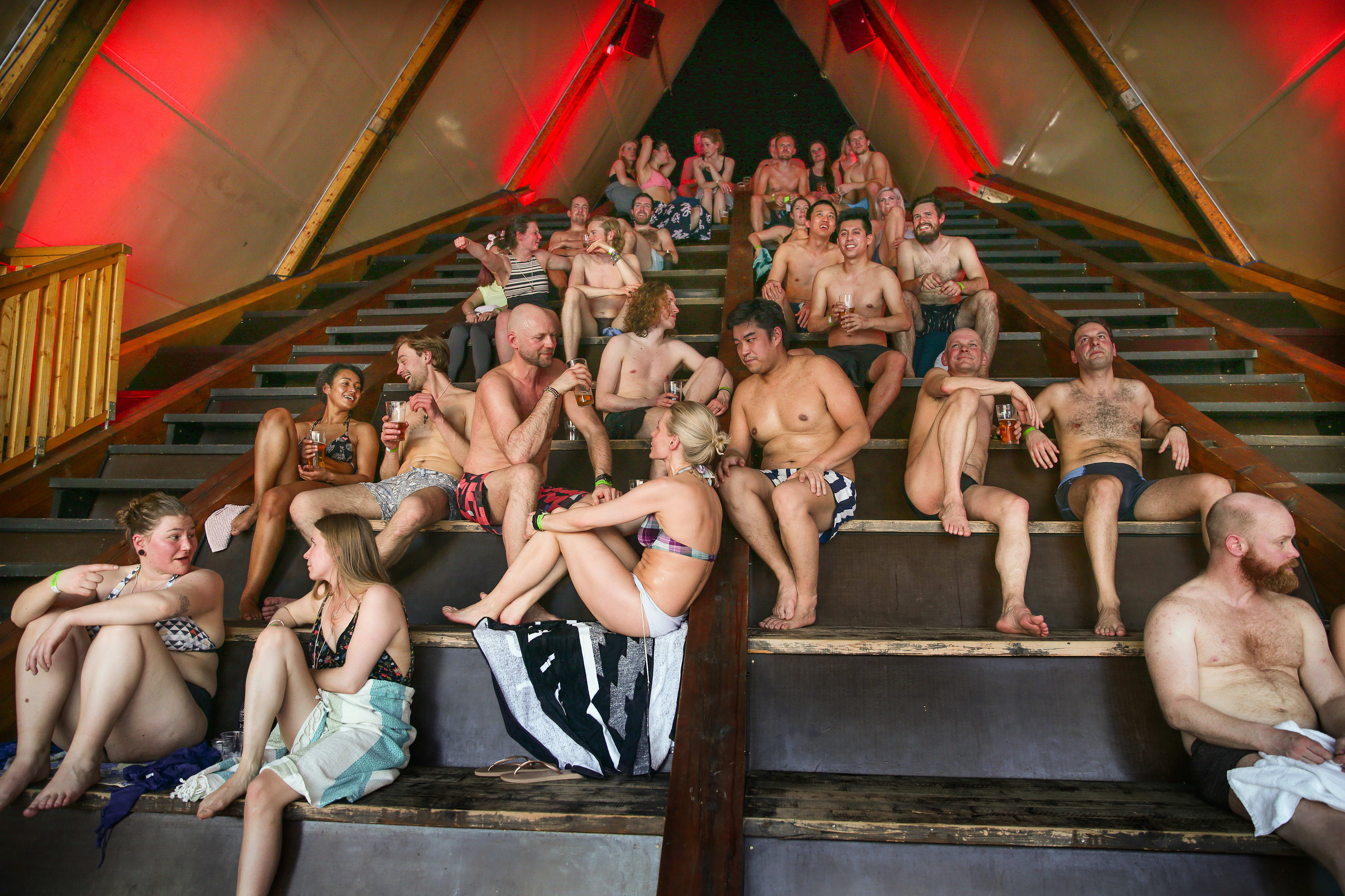 Árdna på SALT er en av verdens største saunaer og rommer opptil 80–90 stykker. Her er det alltid musikk og god stemning.