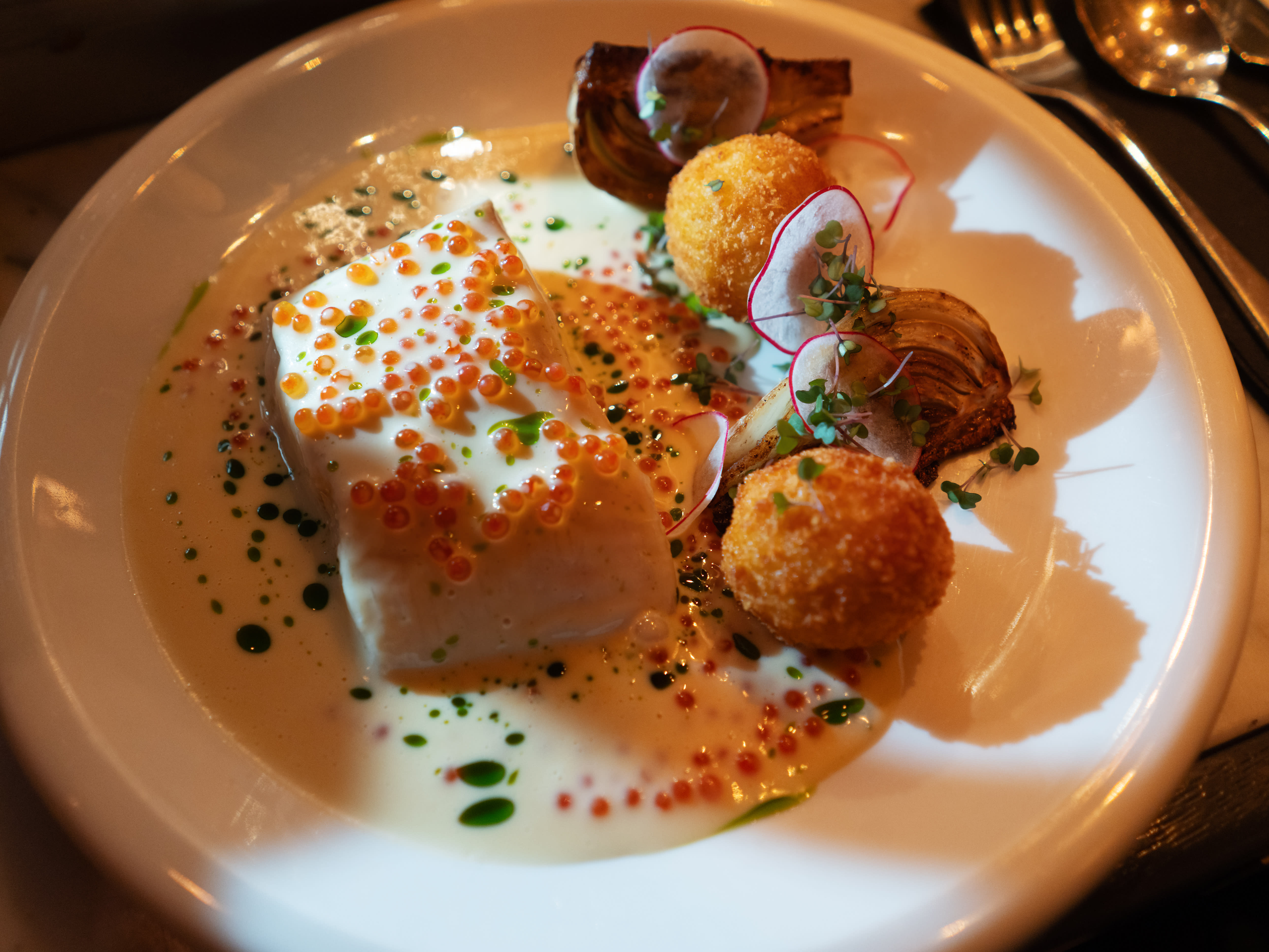 Kveite med arancini og kaviarsaus.