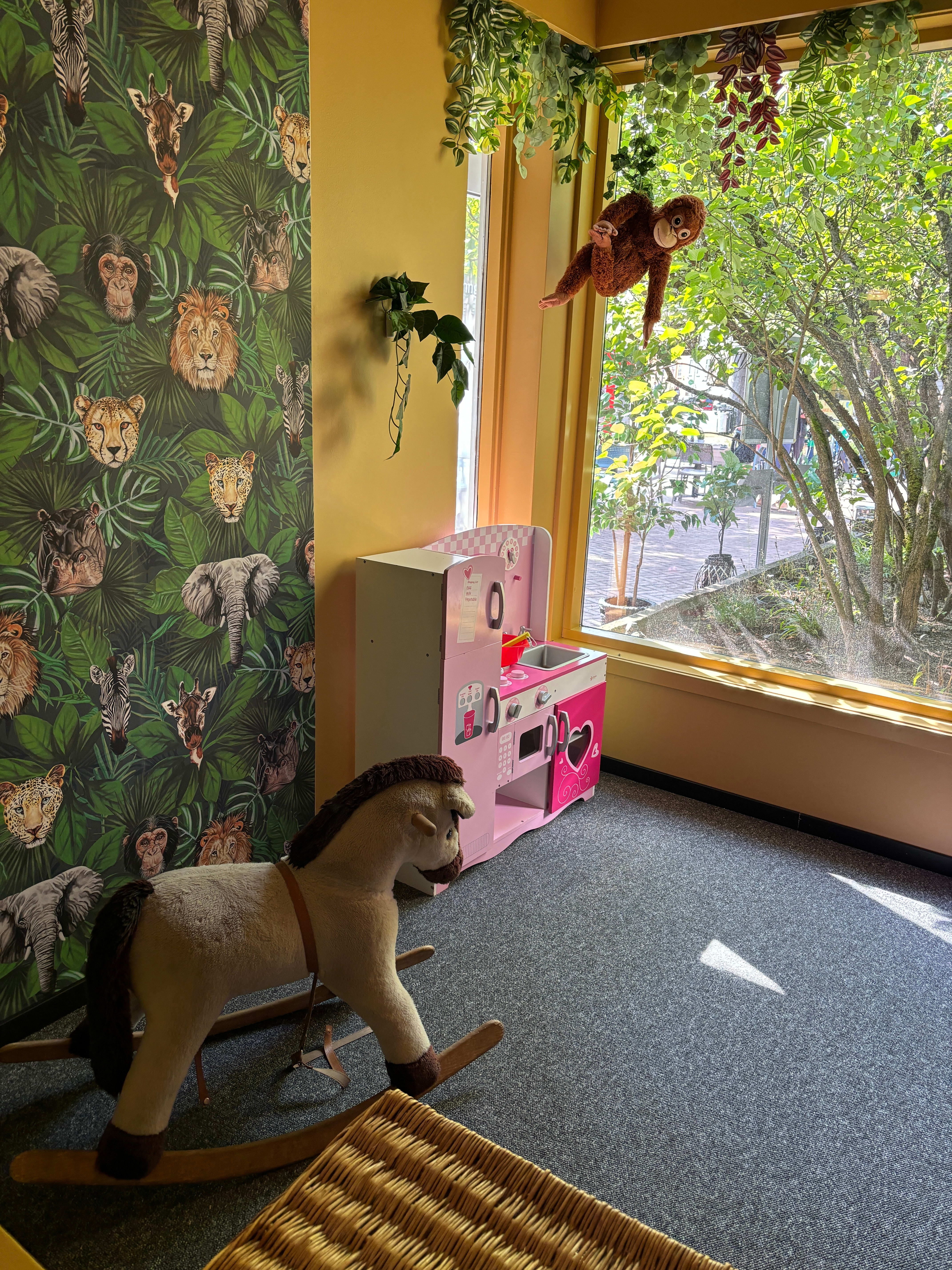 På Nazar har de et nyoppusset lekerom. 