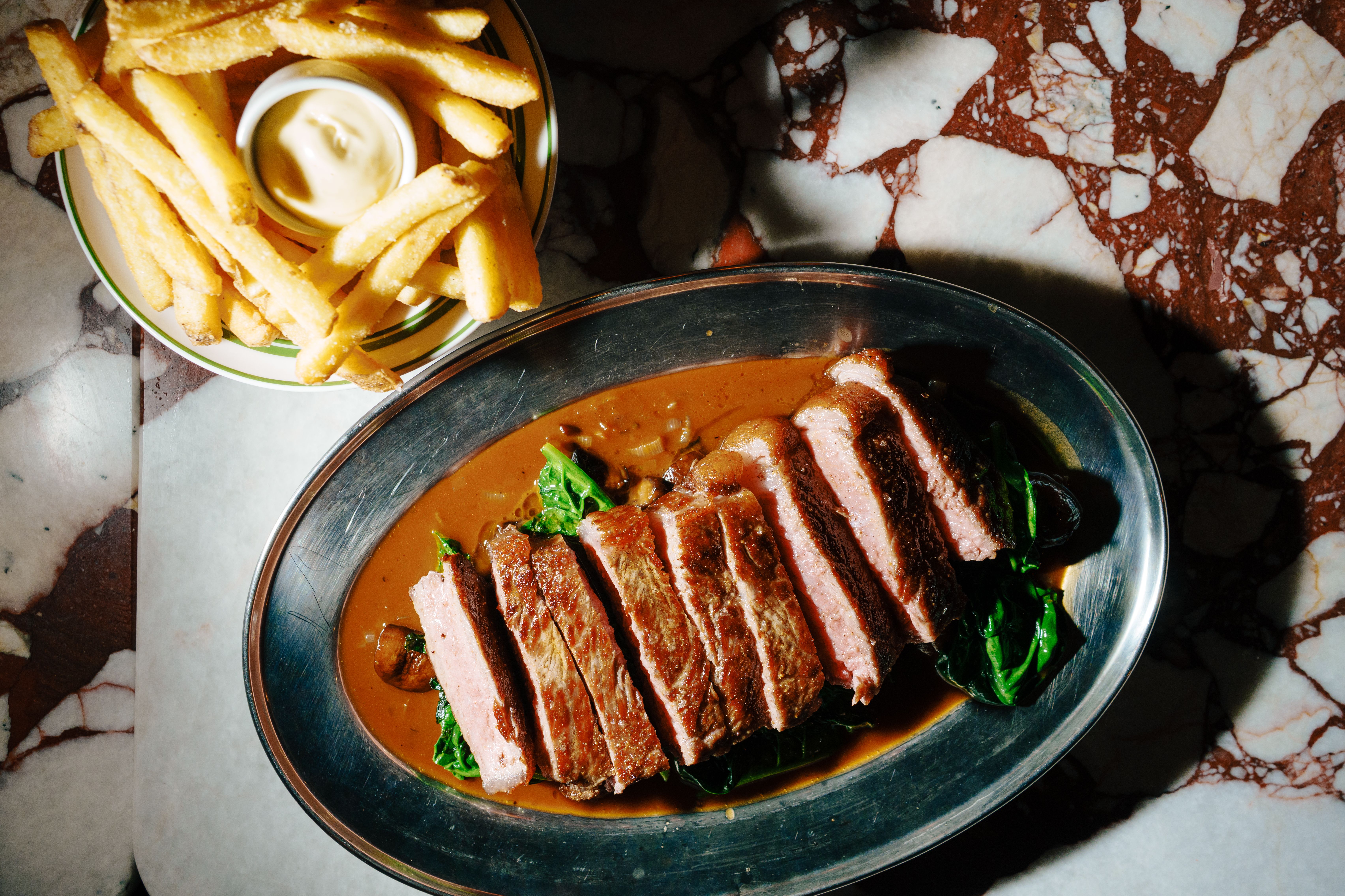 Steak frites. Stor porsjon og bra jobb fra kjøkkenet. 
