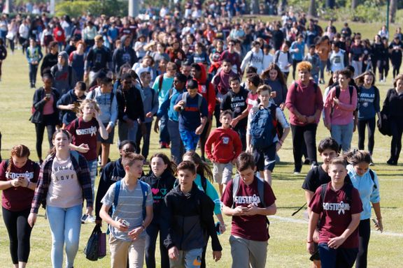  Tusenvis av amerikanske elever forlot klasserommene  