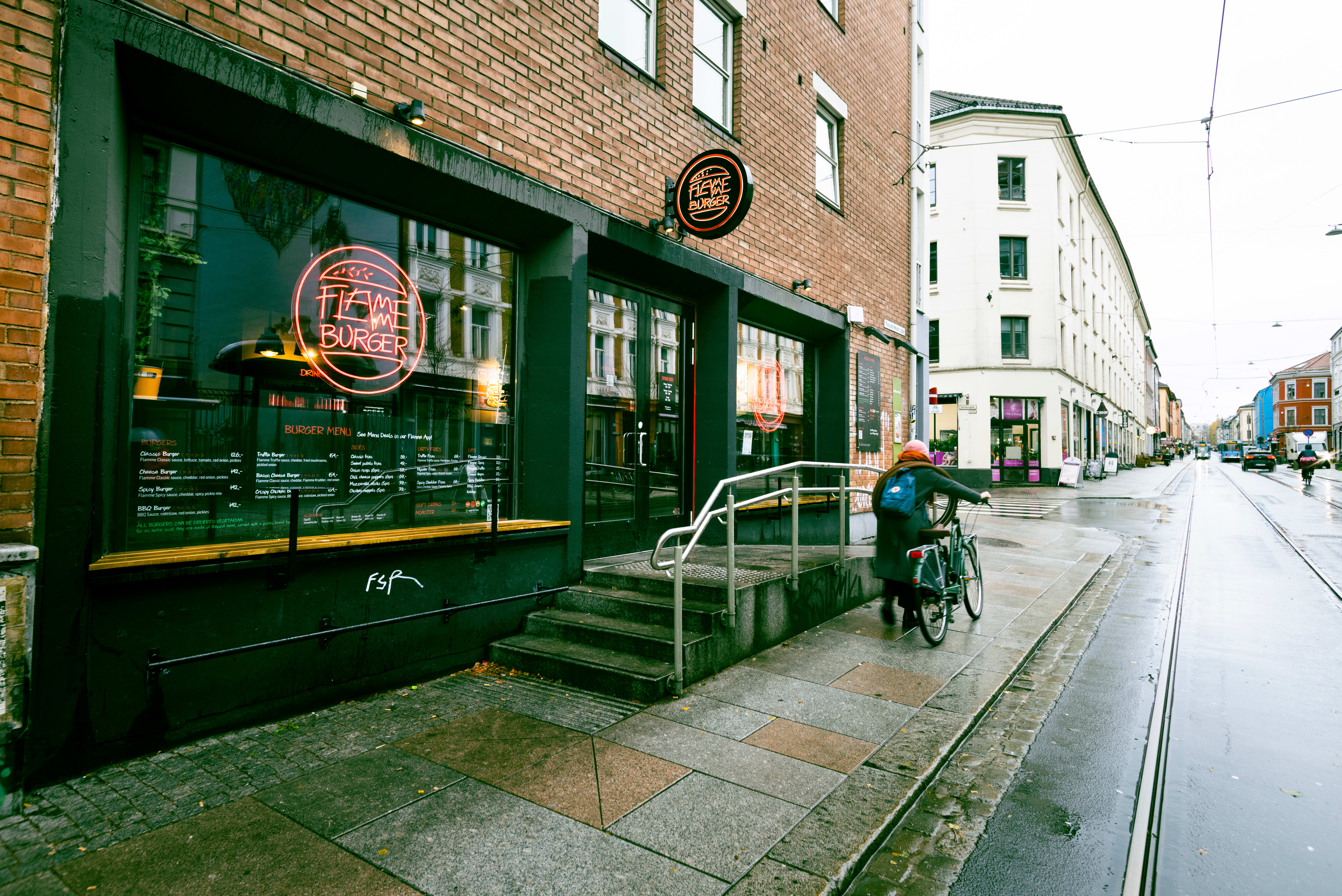 Flamme burger er laget for sofaen