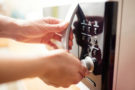 Seks ting du aldri bør varme i mikroovnen