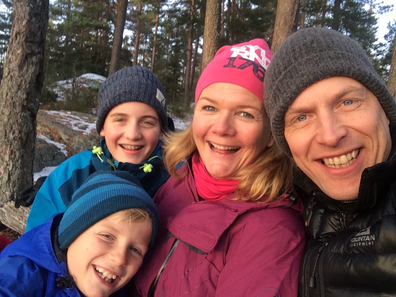 Familien på en av sine mange Markaturer. I dag er sønnene 19 og 23 år.