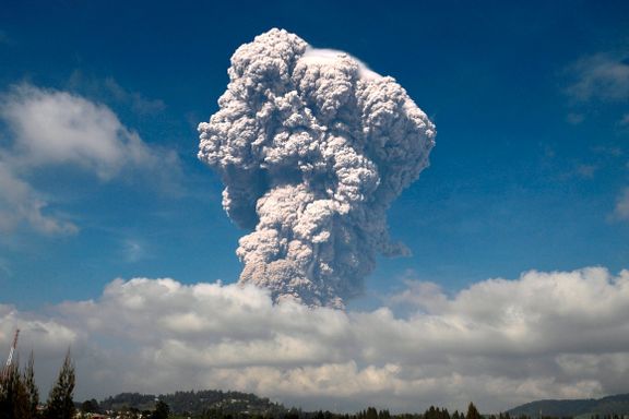 Vulkanutbrudd kastet aske 5 kilometer opp i luften. Nå er toppen på vulkanen helt borte. 