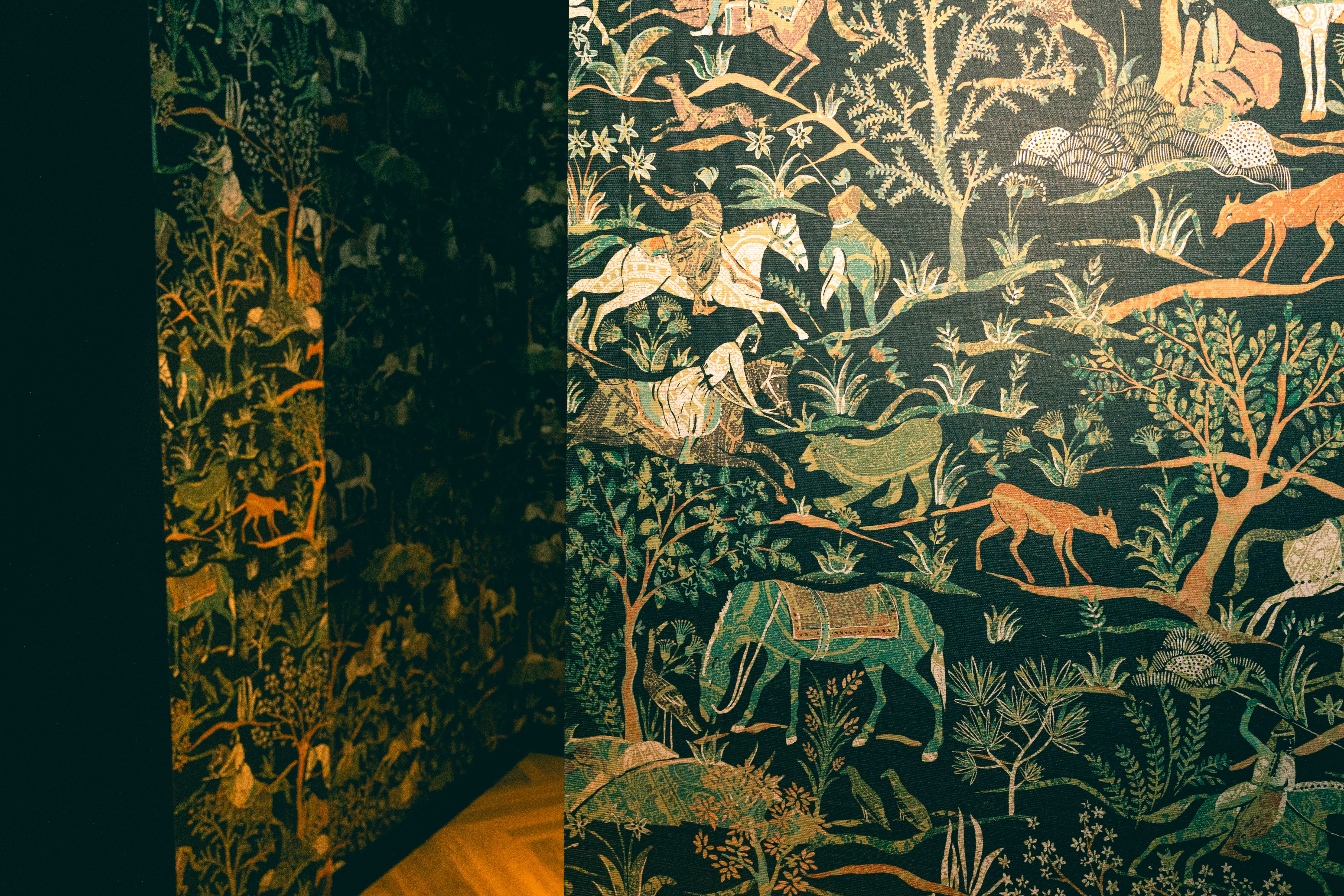 Hest er best. Fargerik og fin tapet på veggene. 