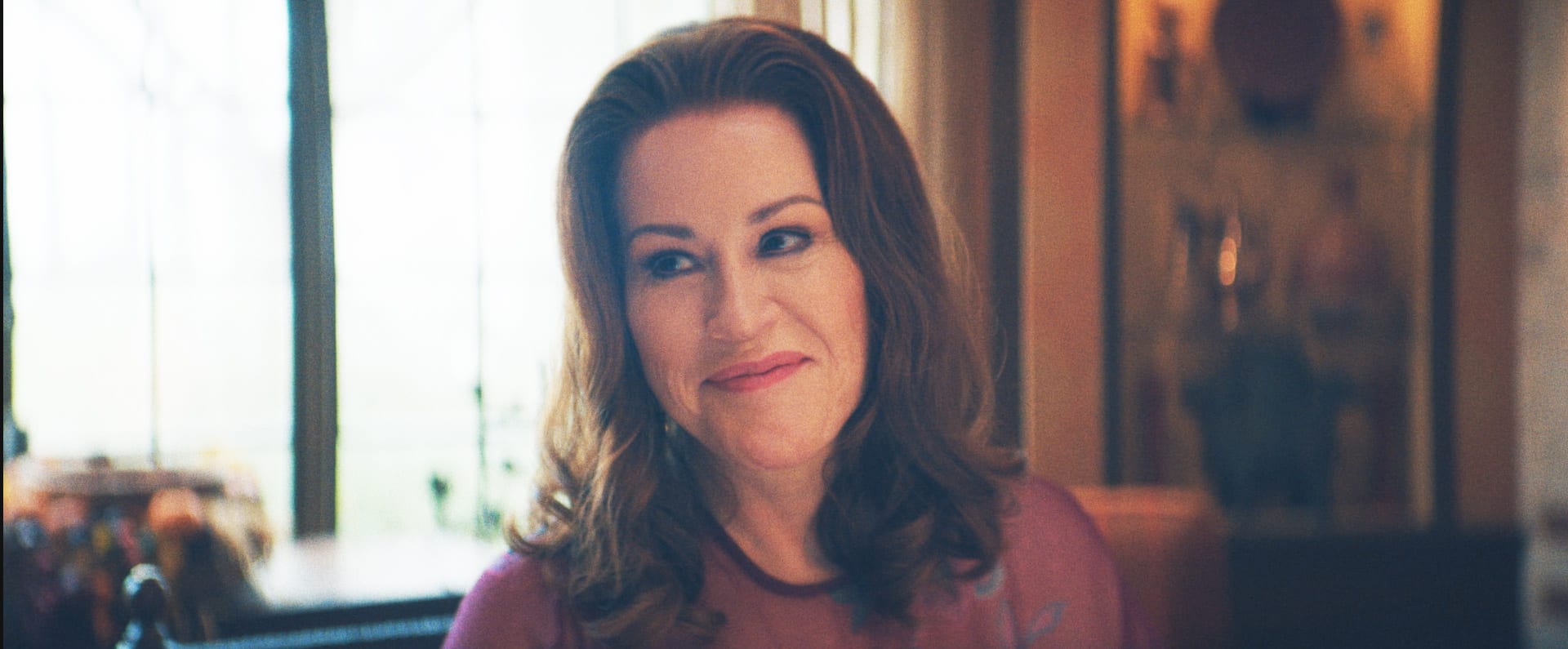 Molly Ringwald er Joanne Carson