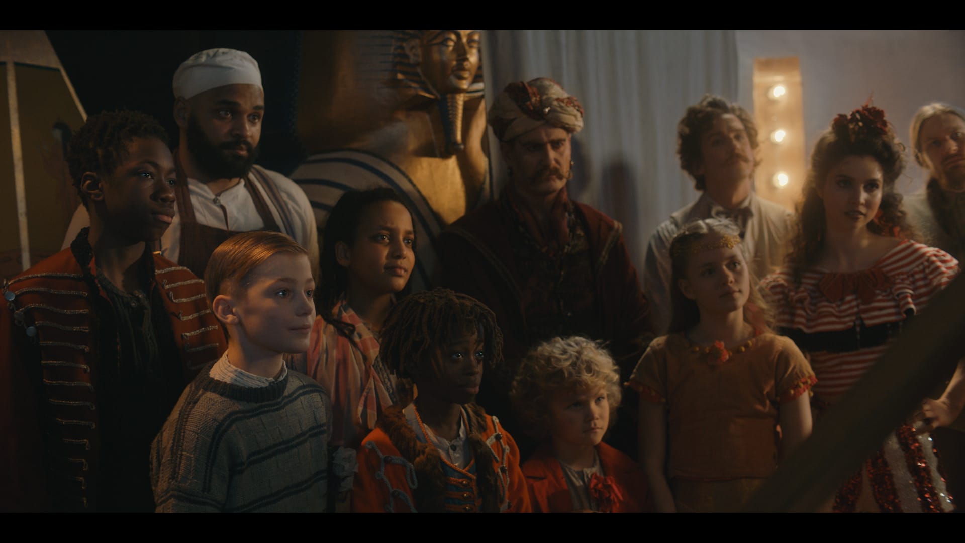 I det livlige teatermiljøet finner Luka seg raskt til rette. 