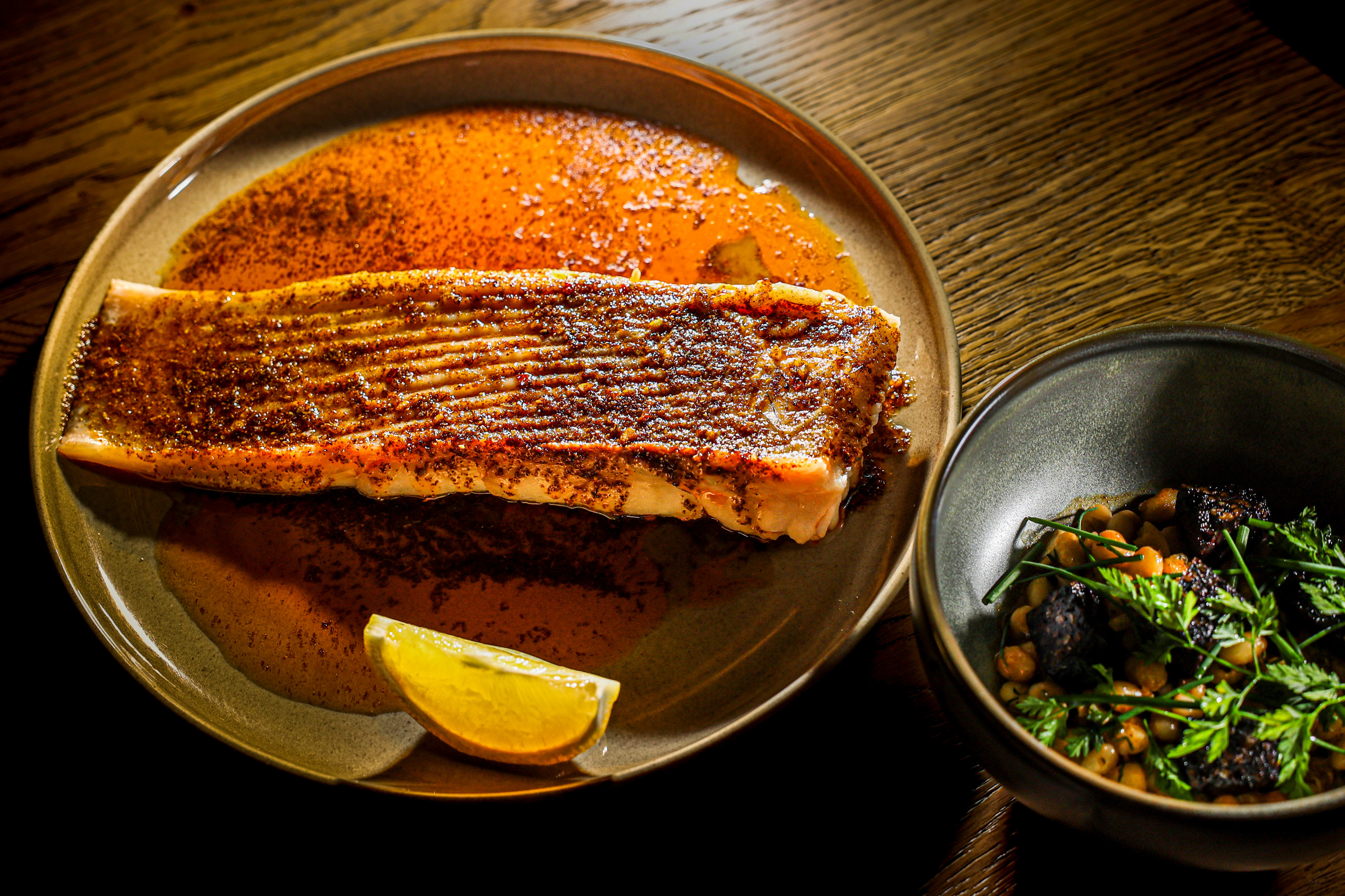 Skatevingen hos Ember er perfekt varmebehandlet og gøy å spise. 