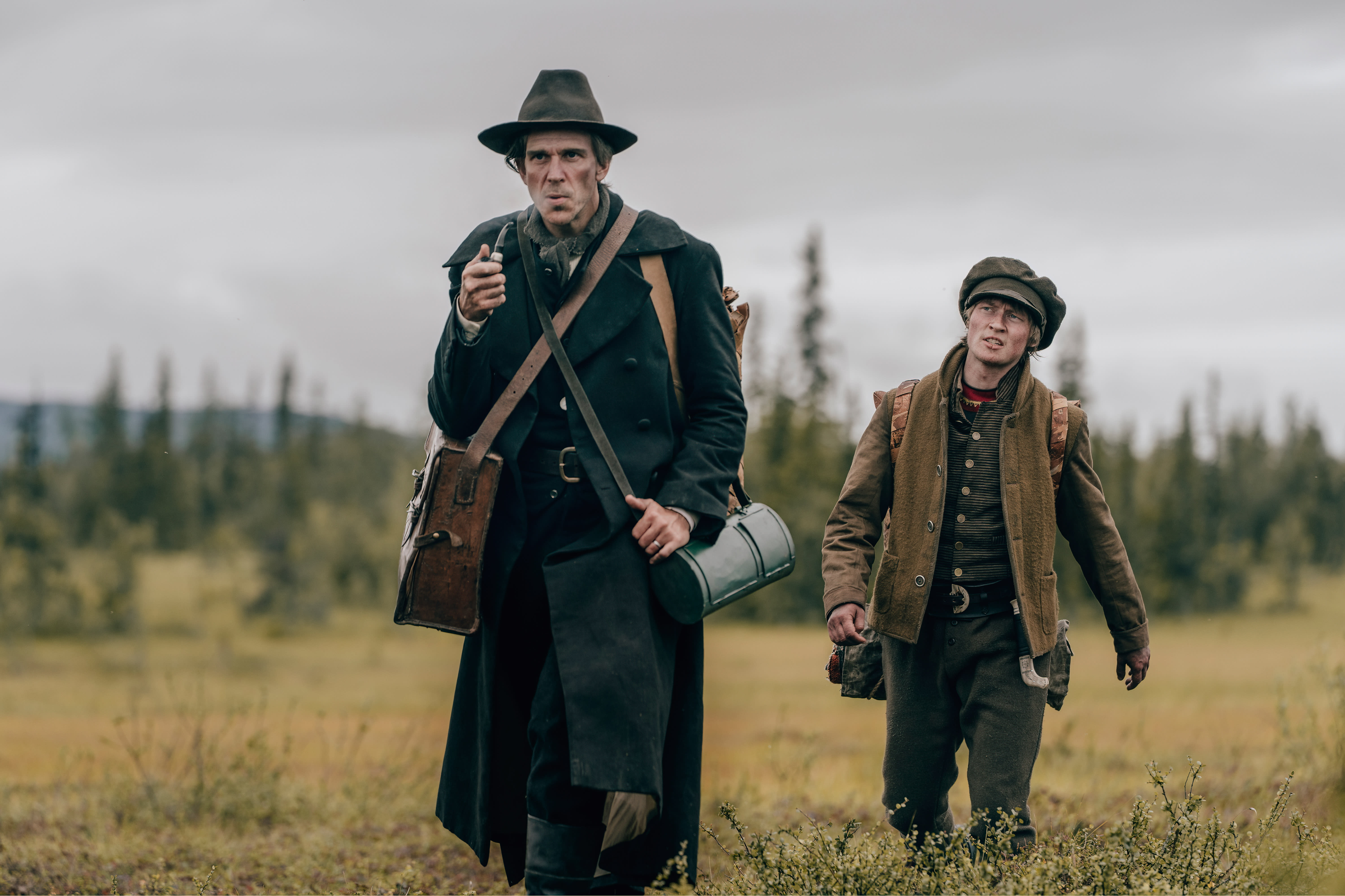 Emil Kárlsen spiller rollen som Jussi og Gustaf Skarsgård er prosten.