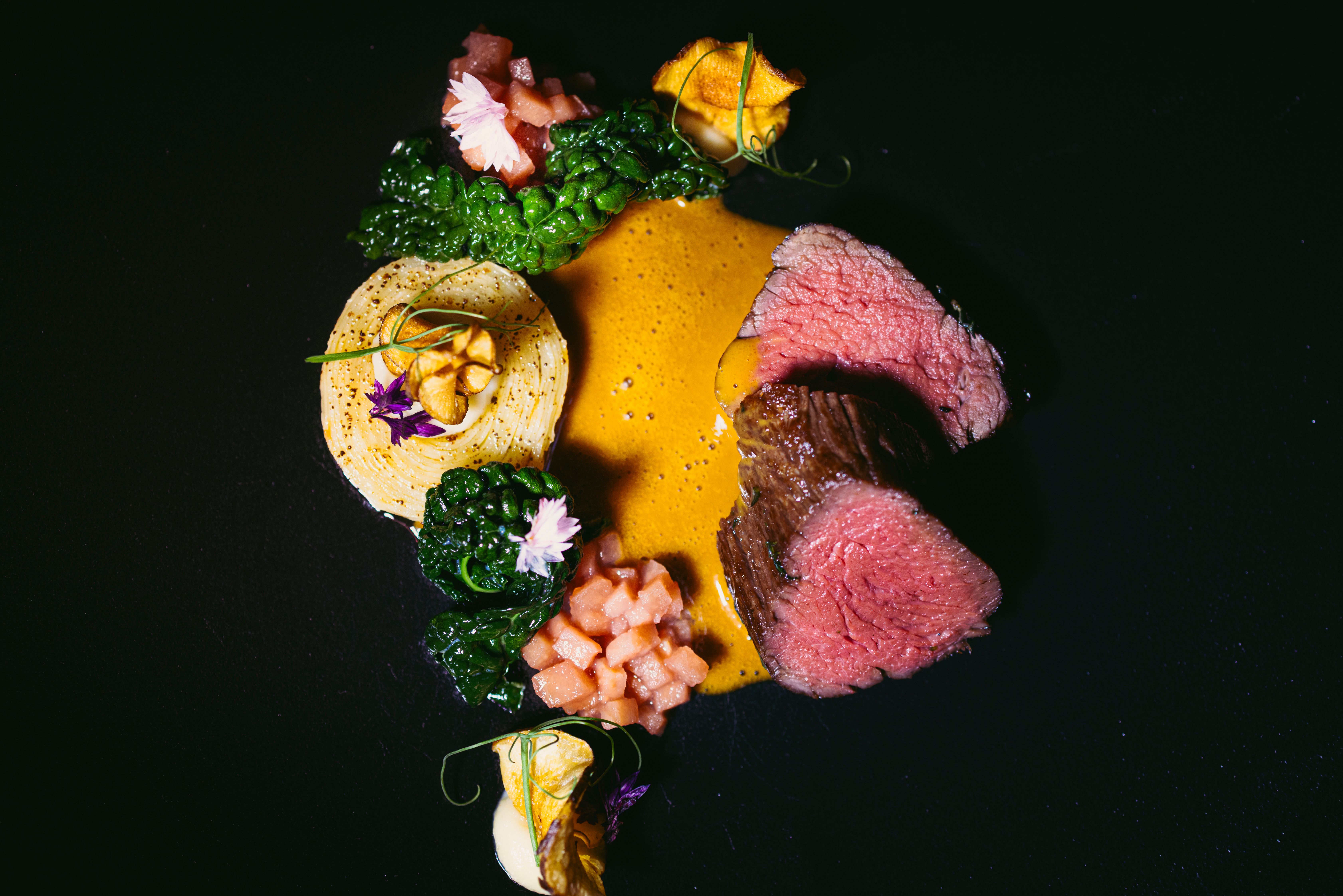 Reinsdyr med peppersaus av grønt pepper og viltkraft.