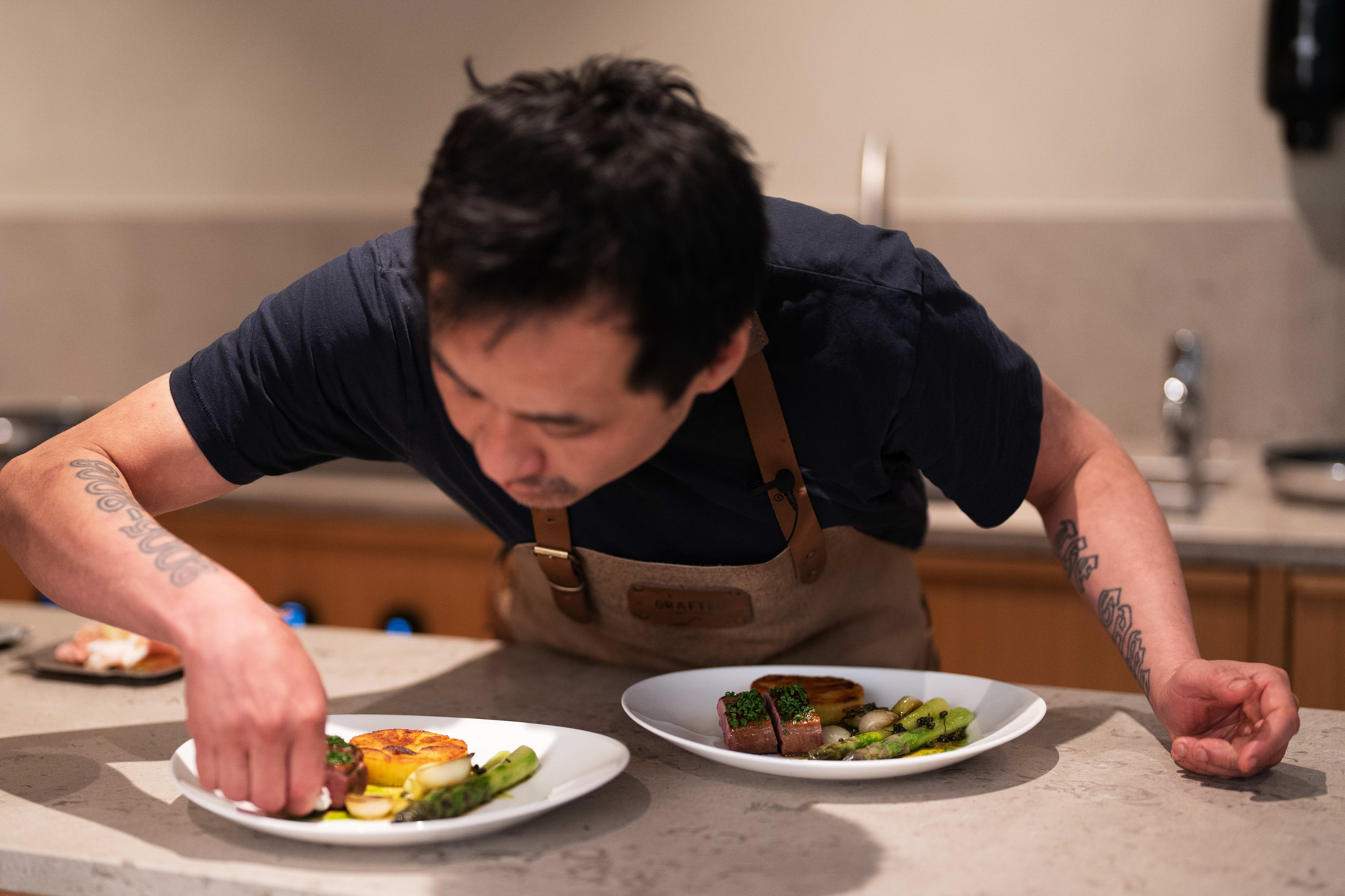 Her viser Björn Svensson hvordan man kan servere noen av matsett hans. 