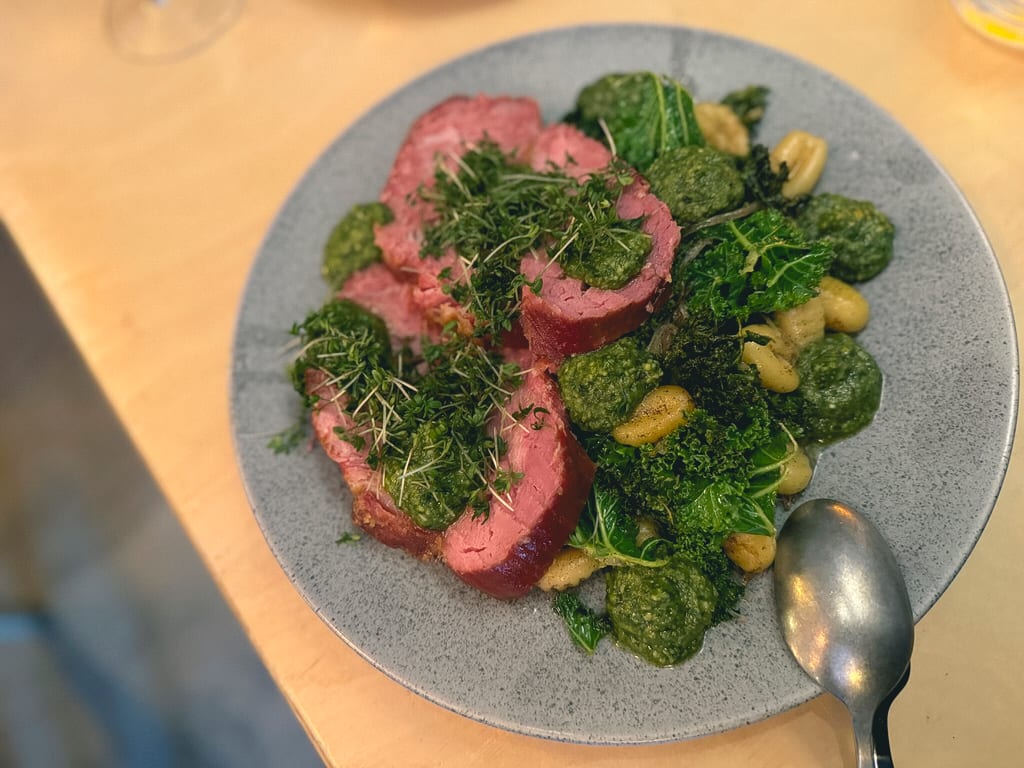 Røkt svinenakke med gnocchi, pesto og grønnkål