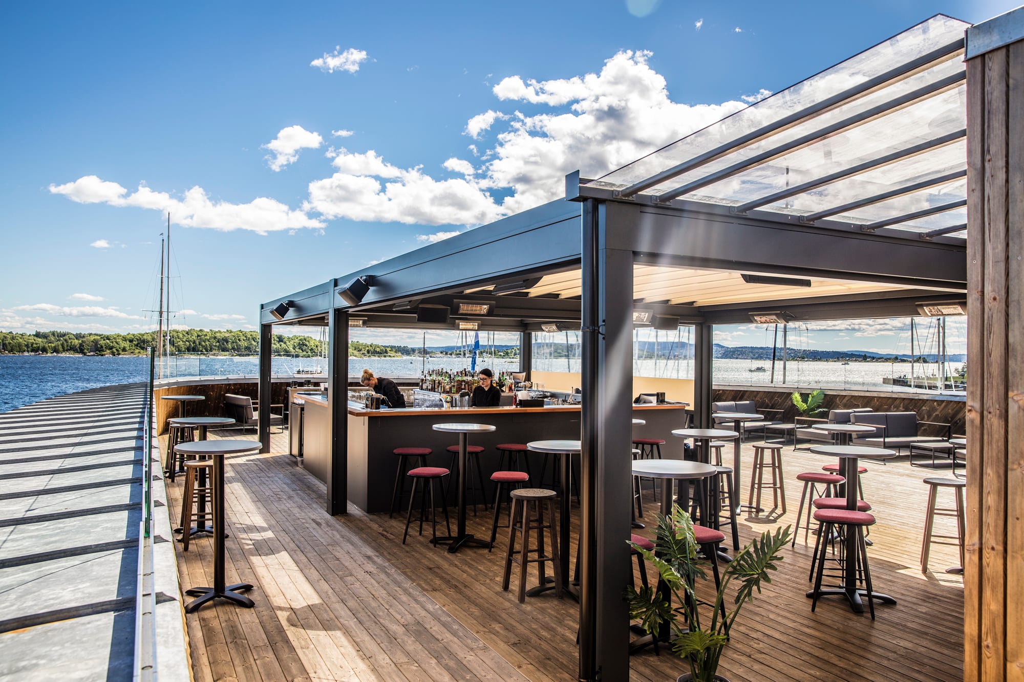 Takterrassen på Aker brygge ligger helt nede ved vannet og har god sjøutsikt. 