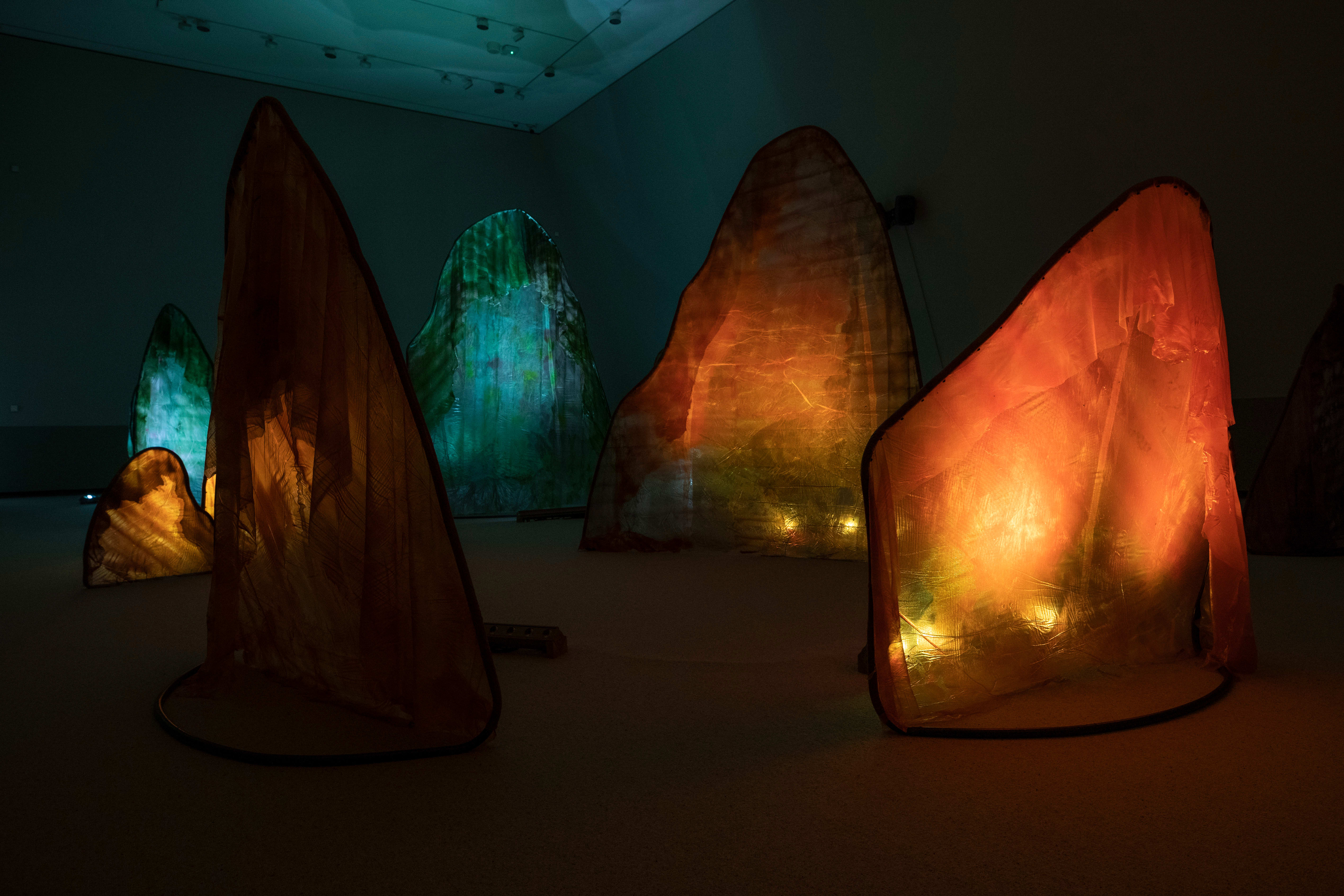 10. etasje på Munchmuseet er fylt med lyd og lysende tekstilskulpturer.