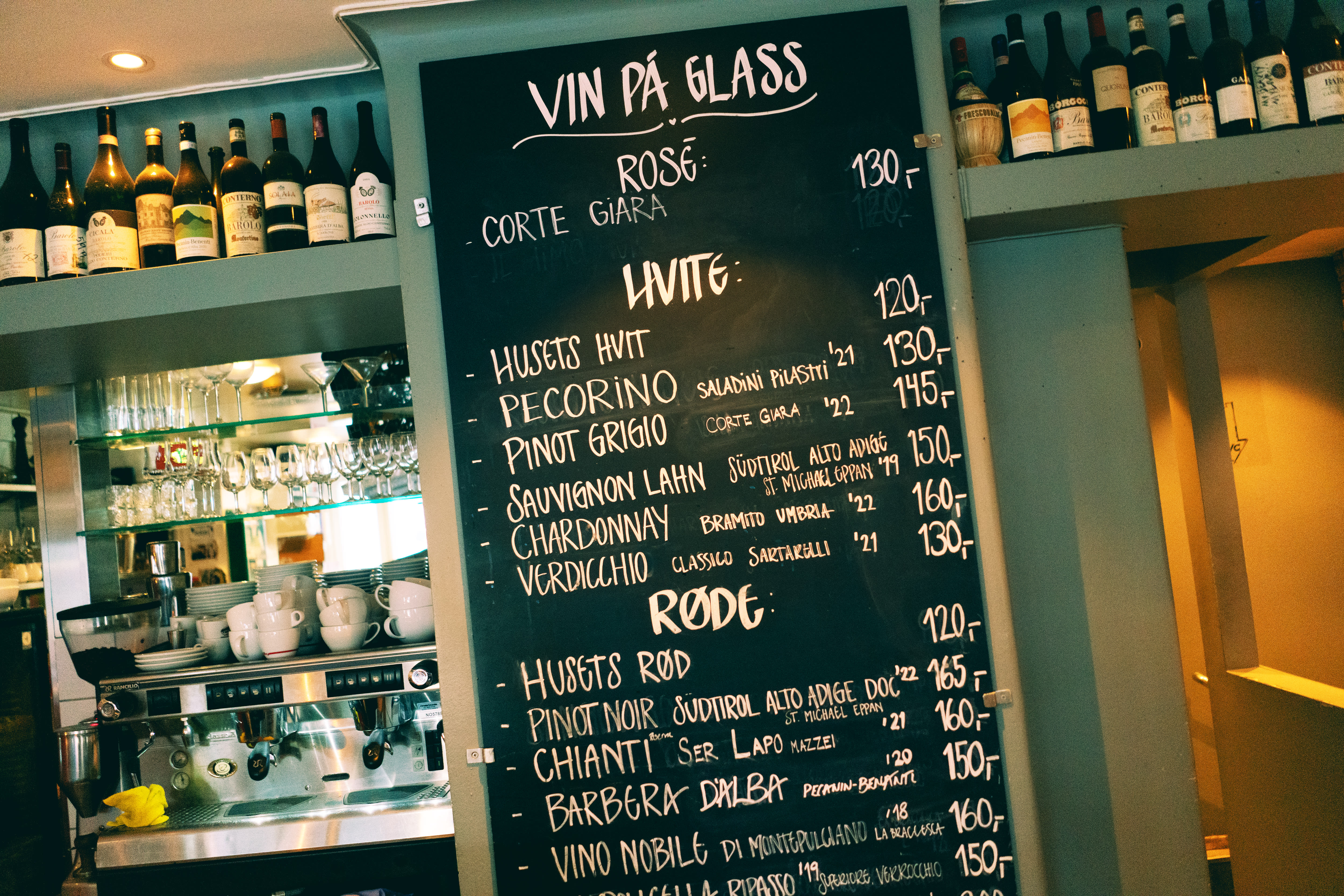 Å kunne litt om disse vinene, som serveres på glass, bør være et minimum for det hyggelige personalet.